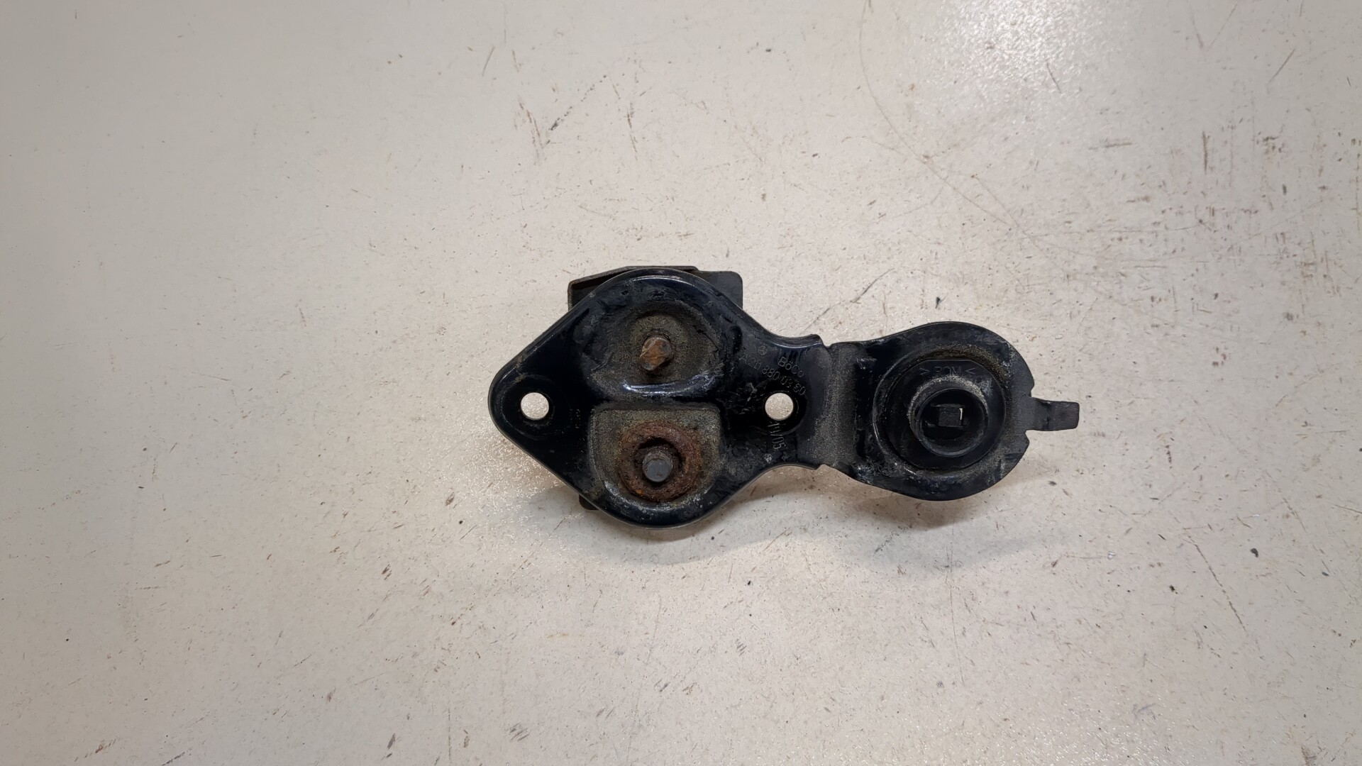 Замок капота