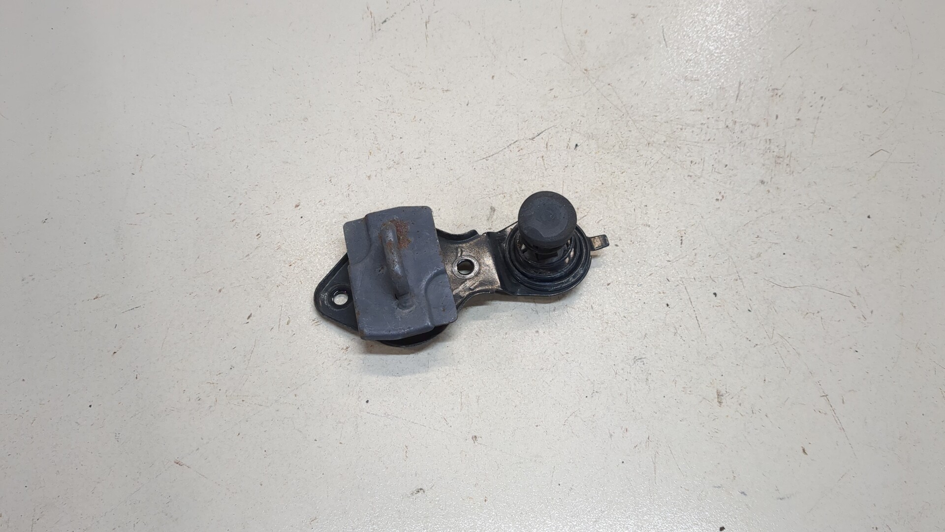 Замок капота