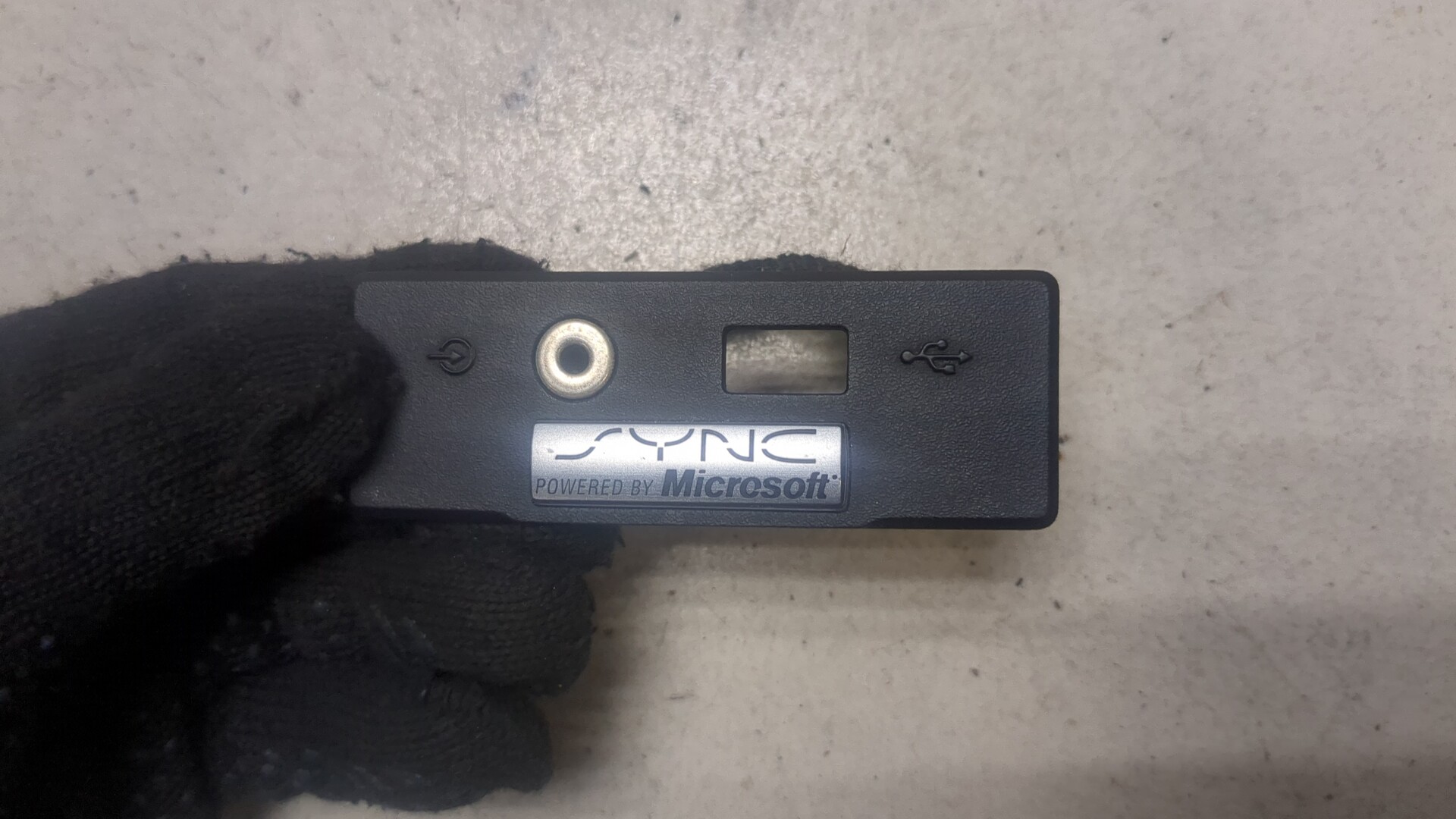 Гнездо AUX / USB IN