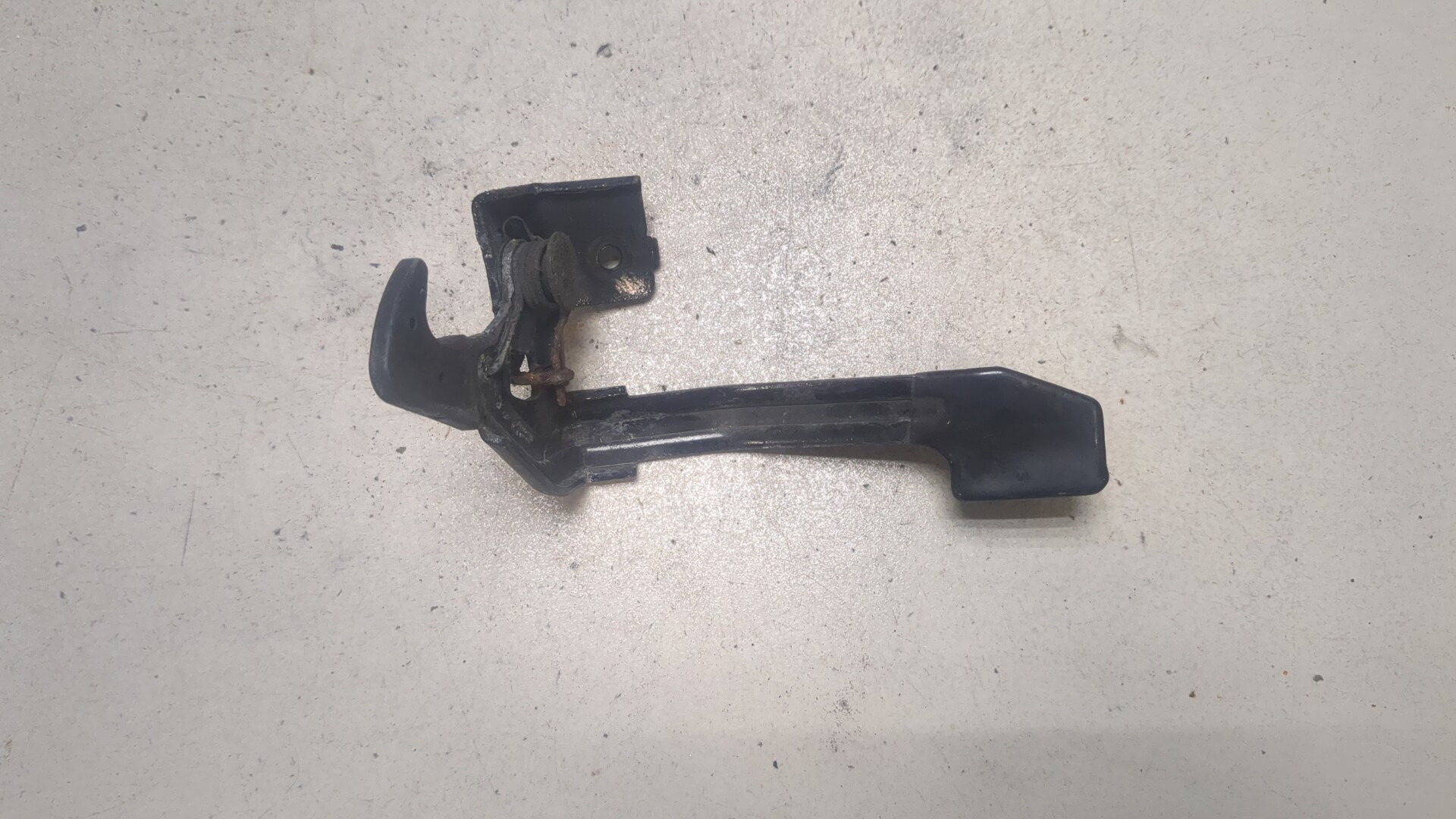 Замок капота