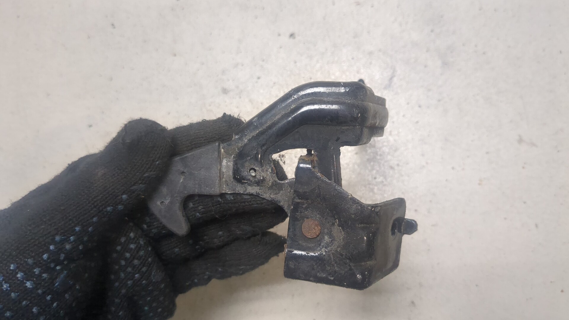 Замок капота