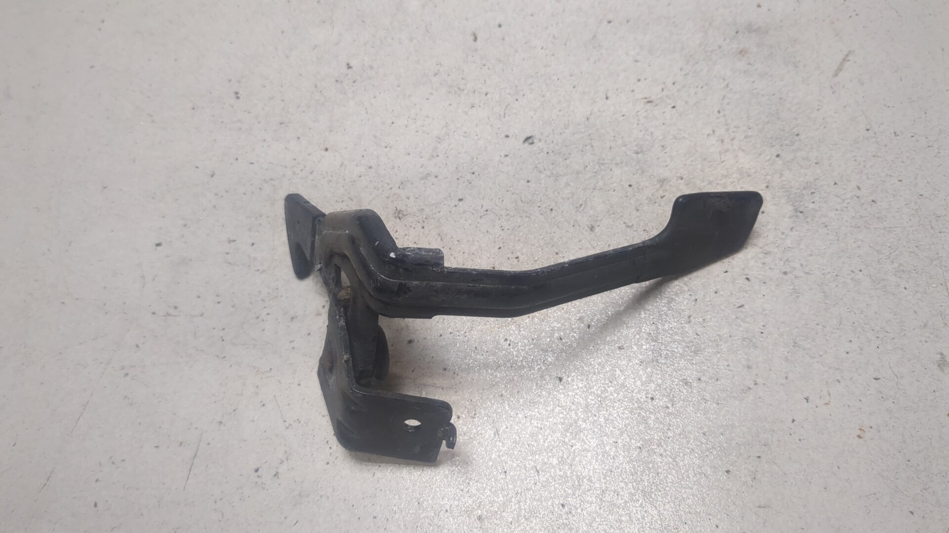 Замок капота