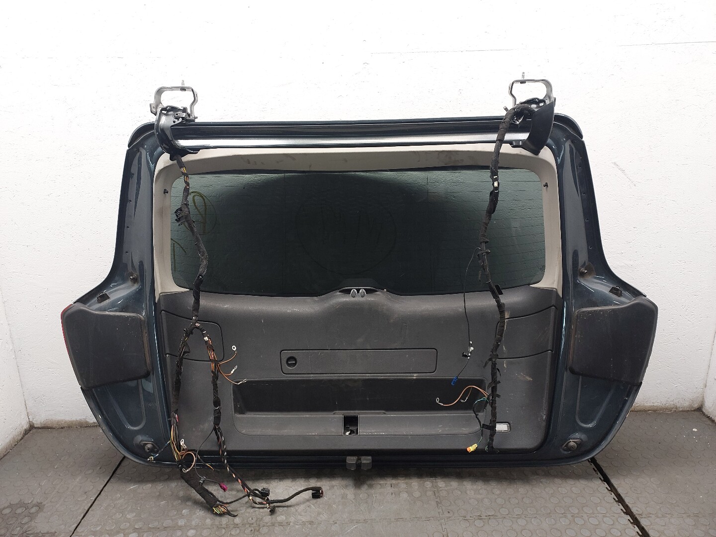 Дверь багажника