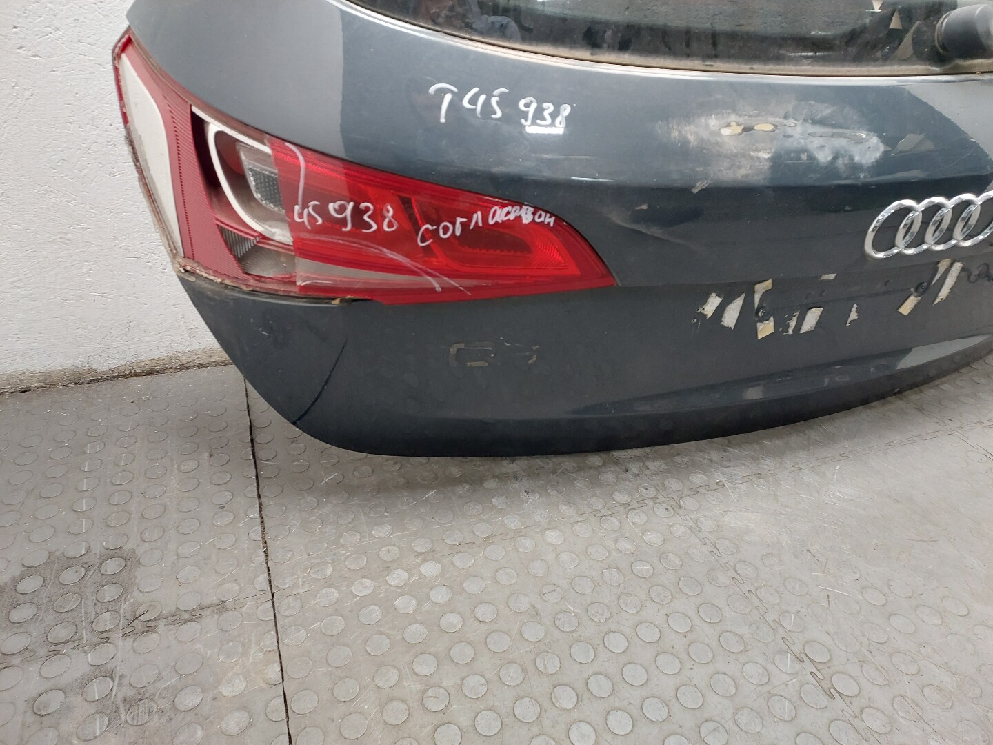 Дверь багажника