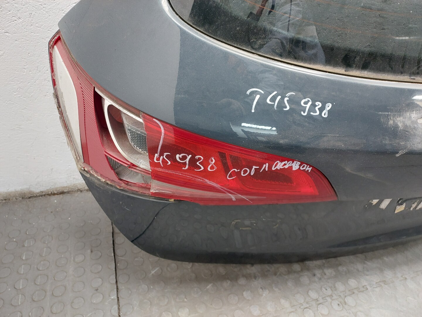 Дверь багажника