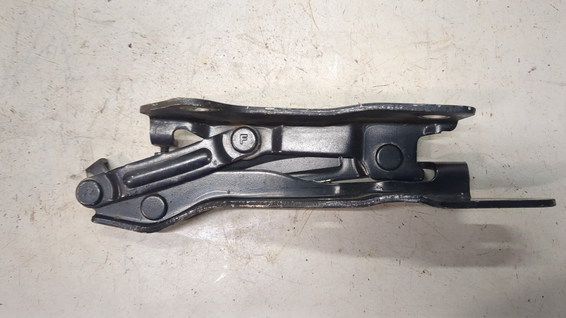 Петля капота правая