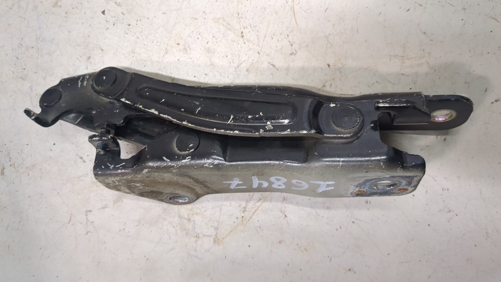 Петля капота правая