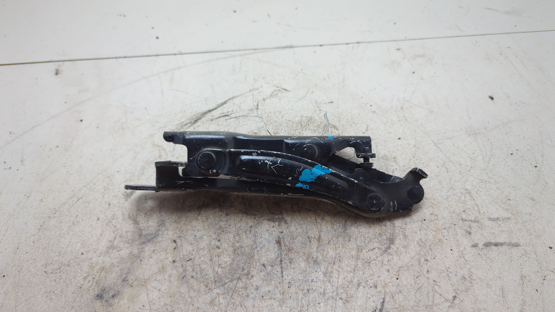 Петля капота правая