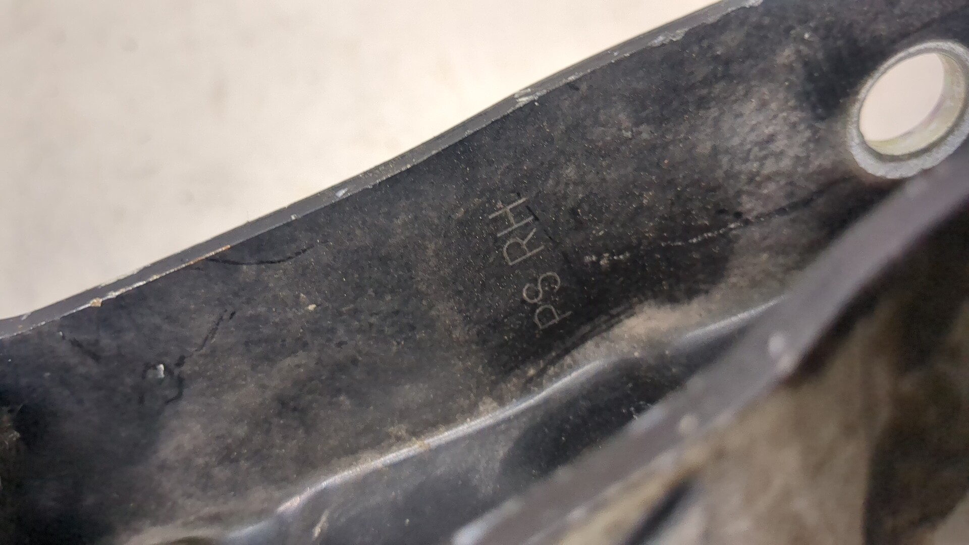 Петля капота правая