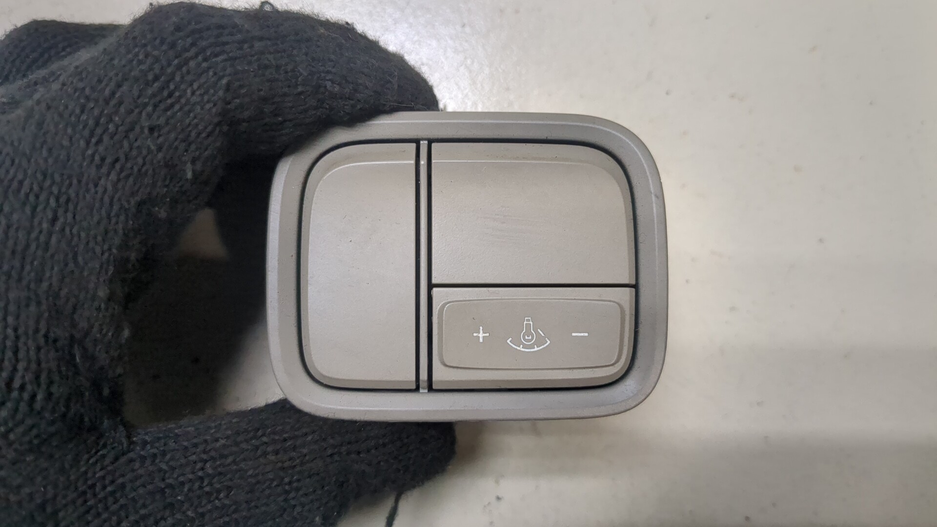 Кнопка корректора фар