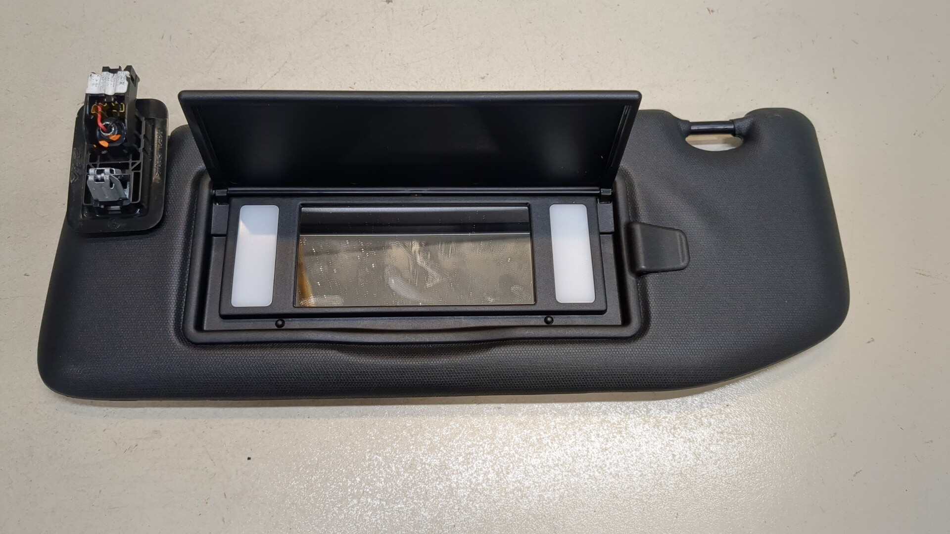 Козырек солнцезащитный