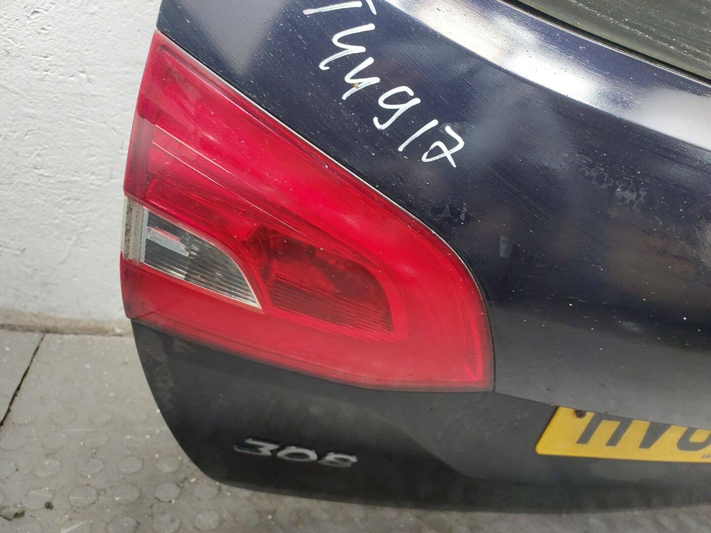 Дверь багажника