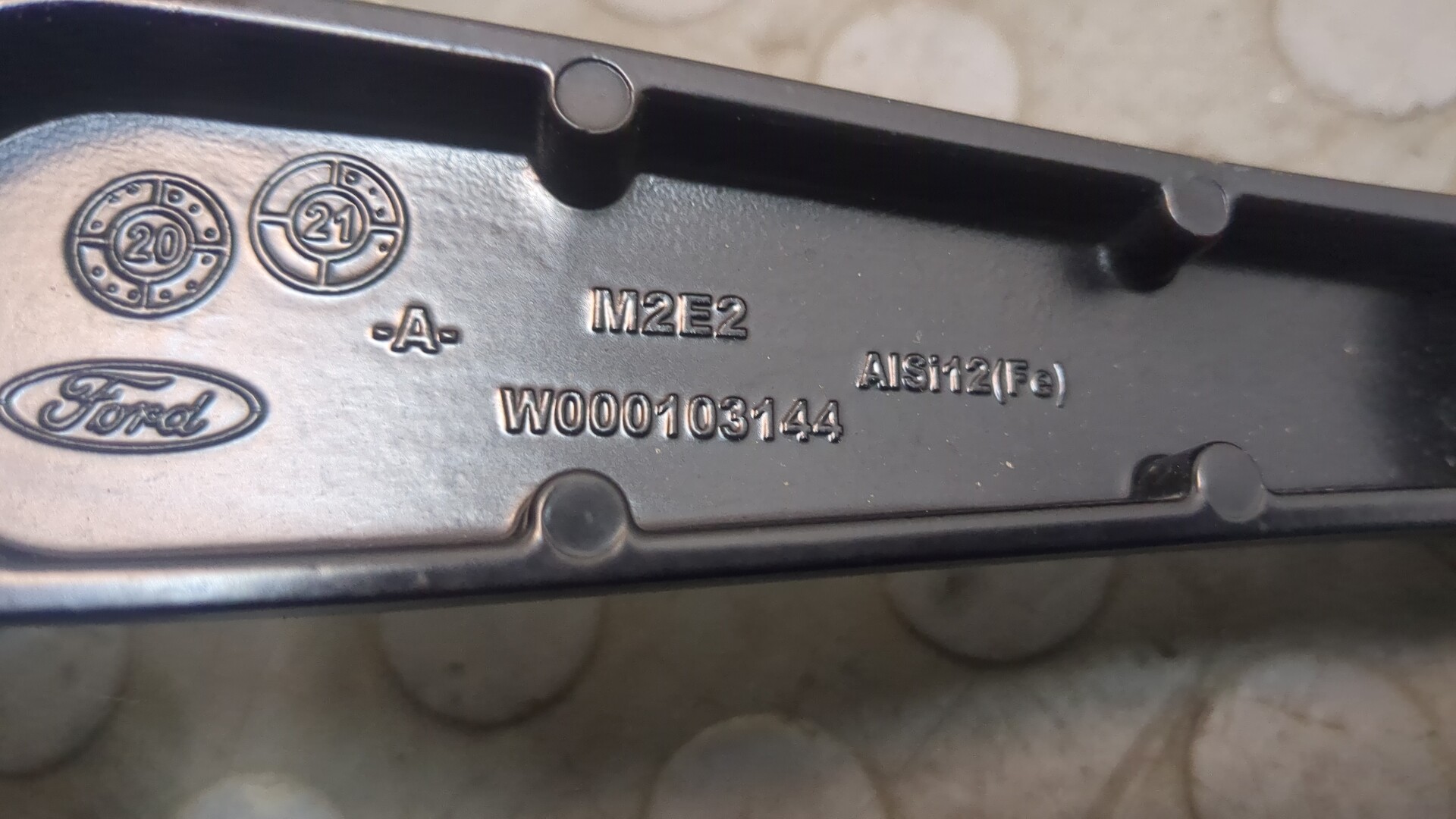 Поводок стеклоочистителя передний правый