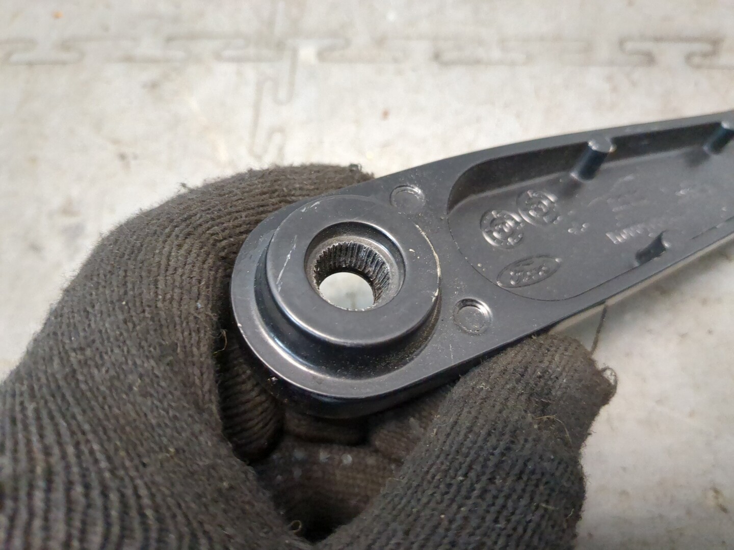 Поводок стеклоочистителя передний правый