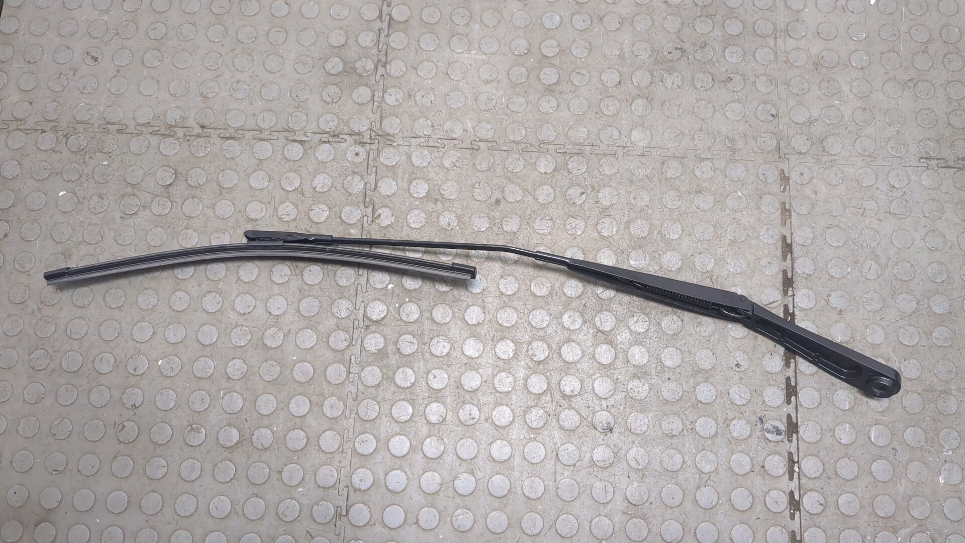 Поводок стеклоочистителя передний правый