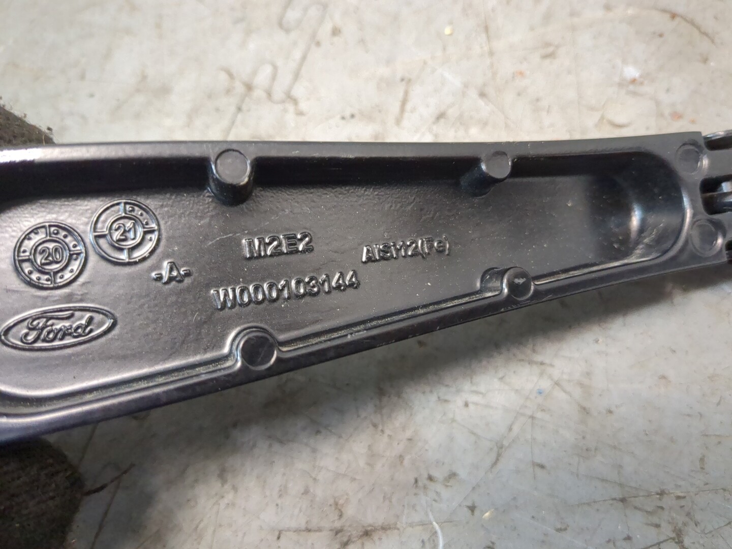 Поводок стеклоочистителя передний правый