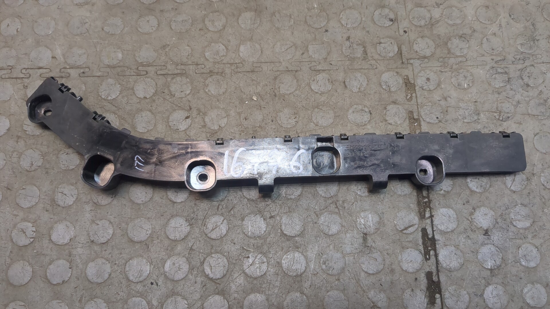 Кронштейн заднего бампера правый