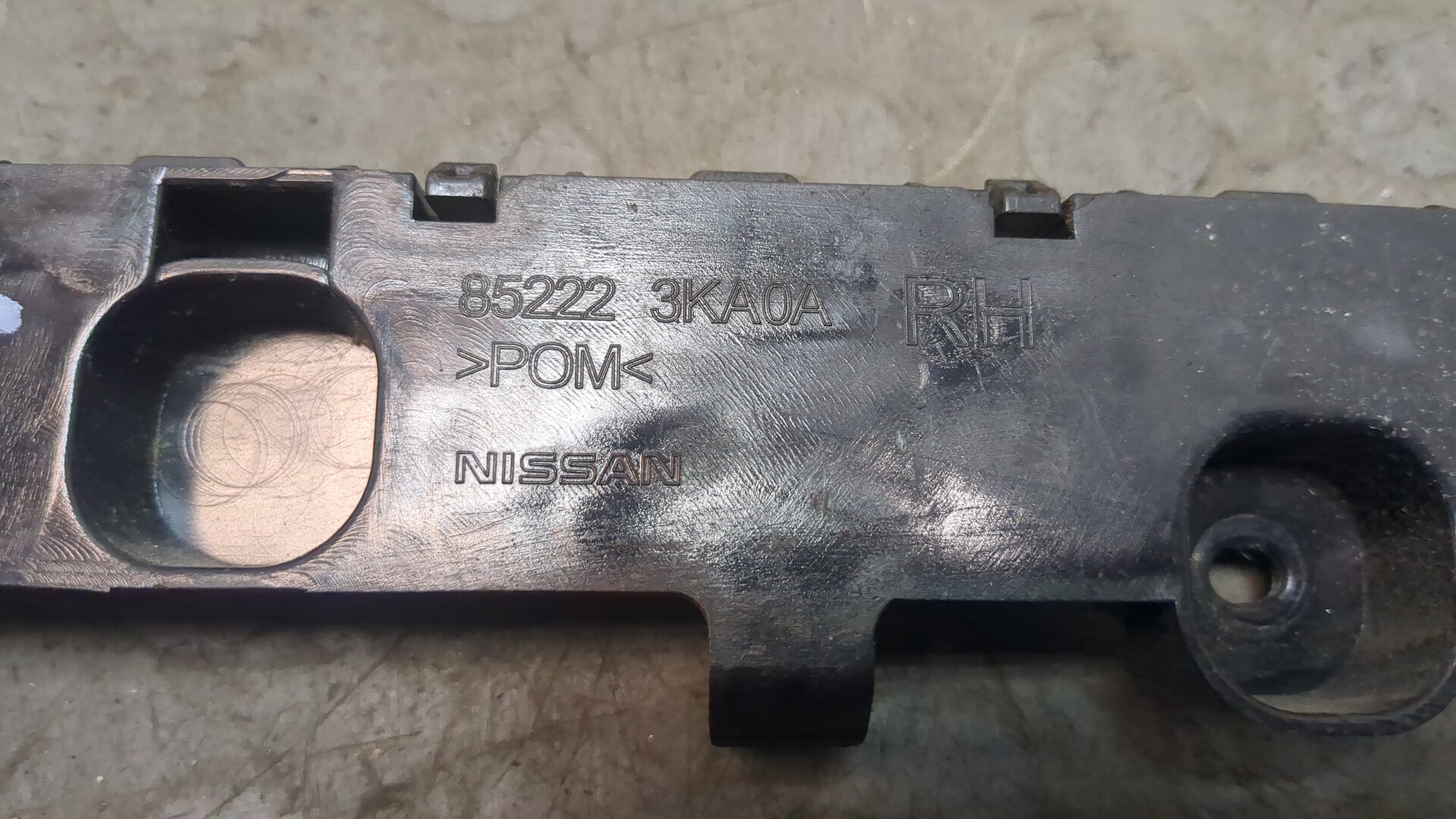 Кронштейн заднего бампера правый