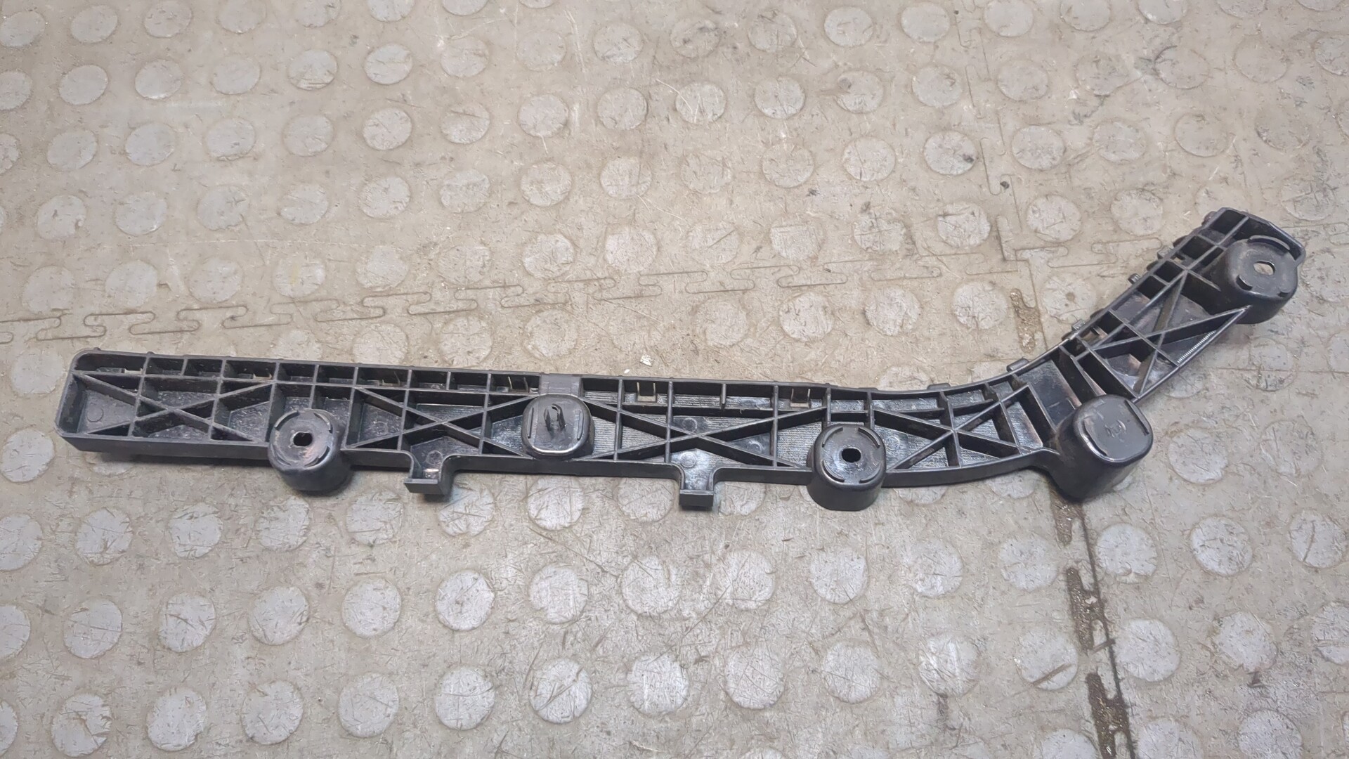 Кронштейн заднего бампера правый