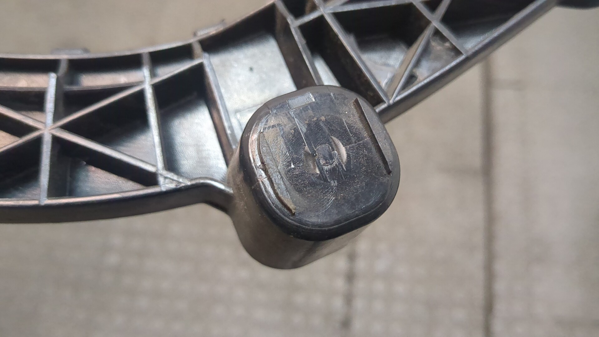 Кронштейн заднего бампера правый