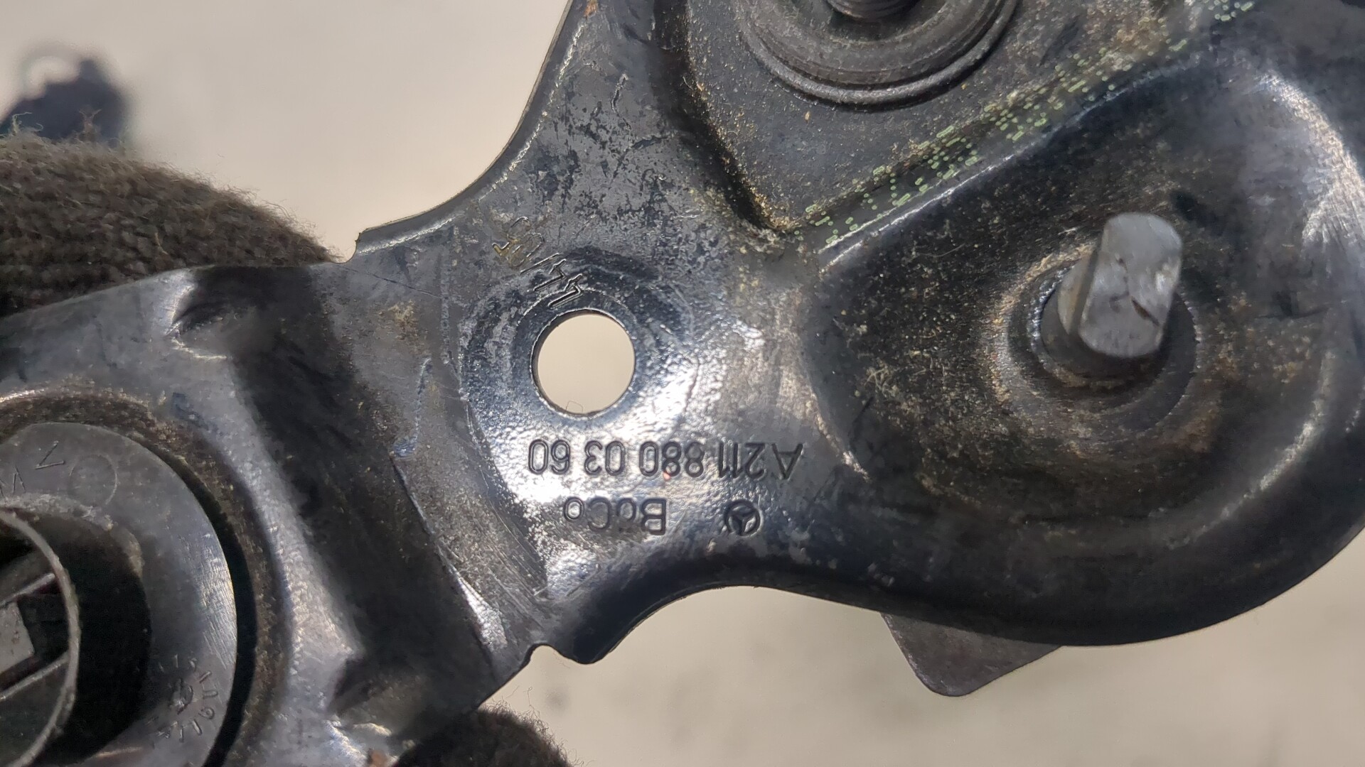 Петля капота