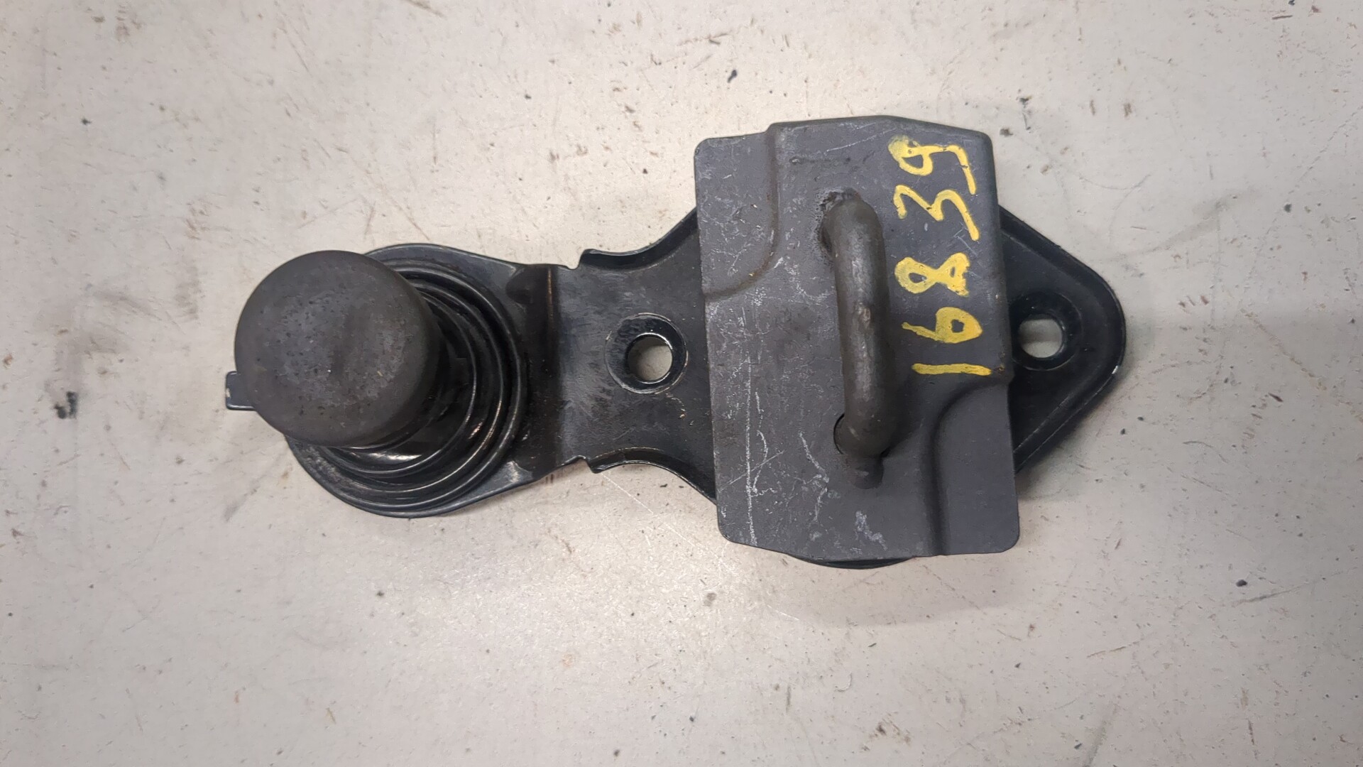 Петля капота