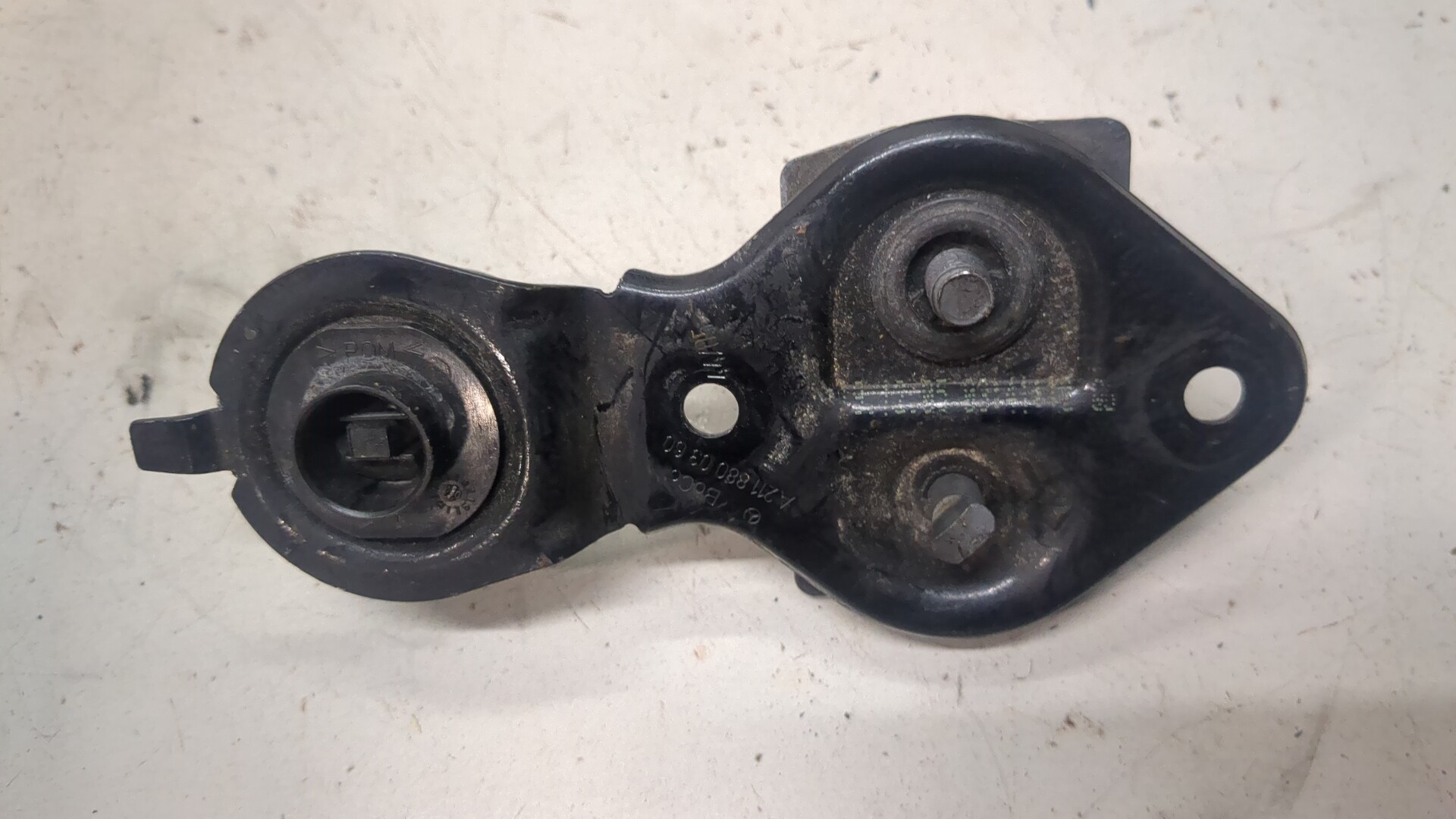 Петля капота