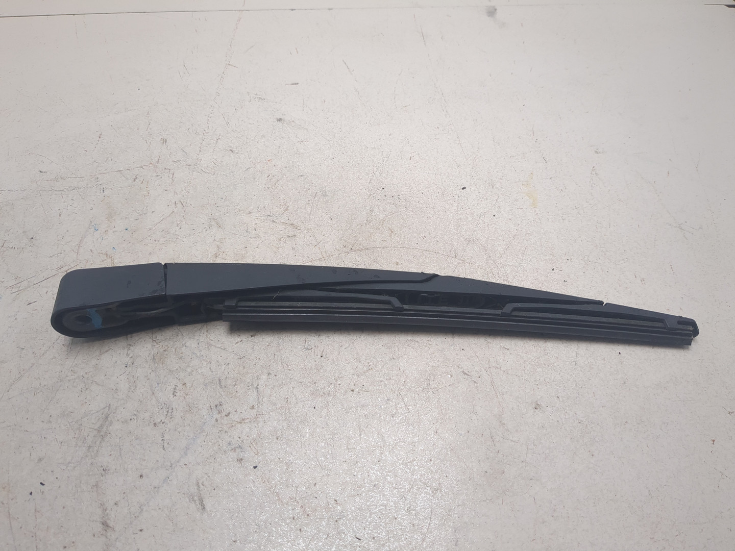 Поводок стеклоочистителя заднего