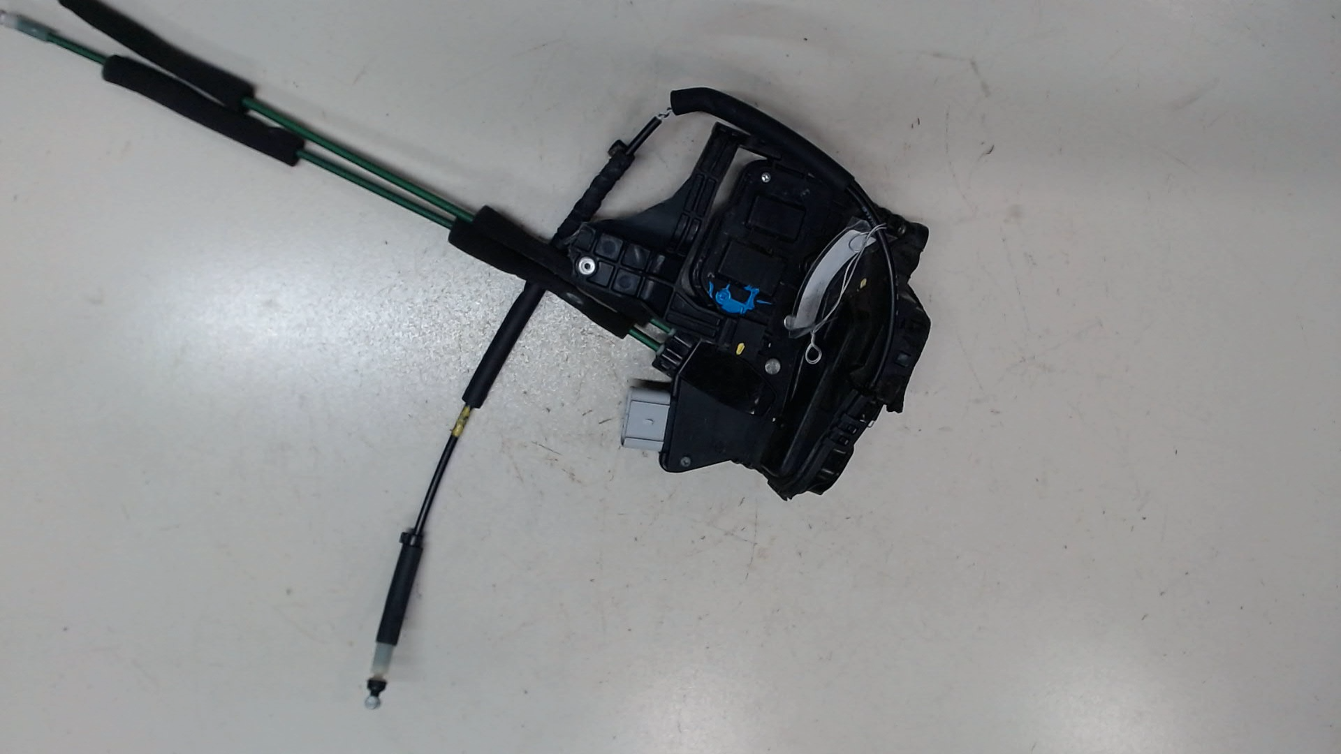 Замок двери передней левой