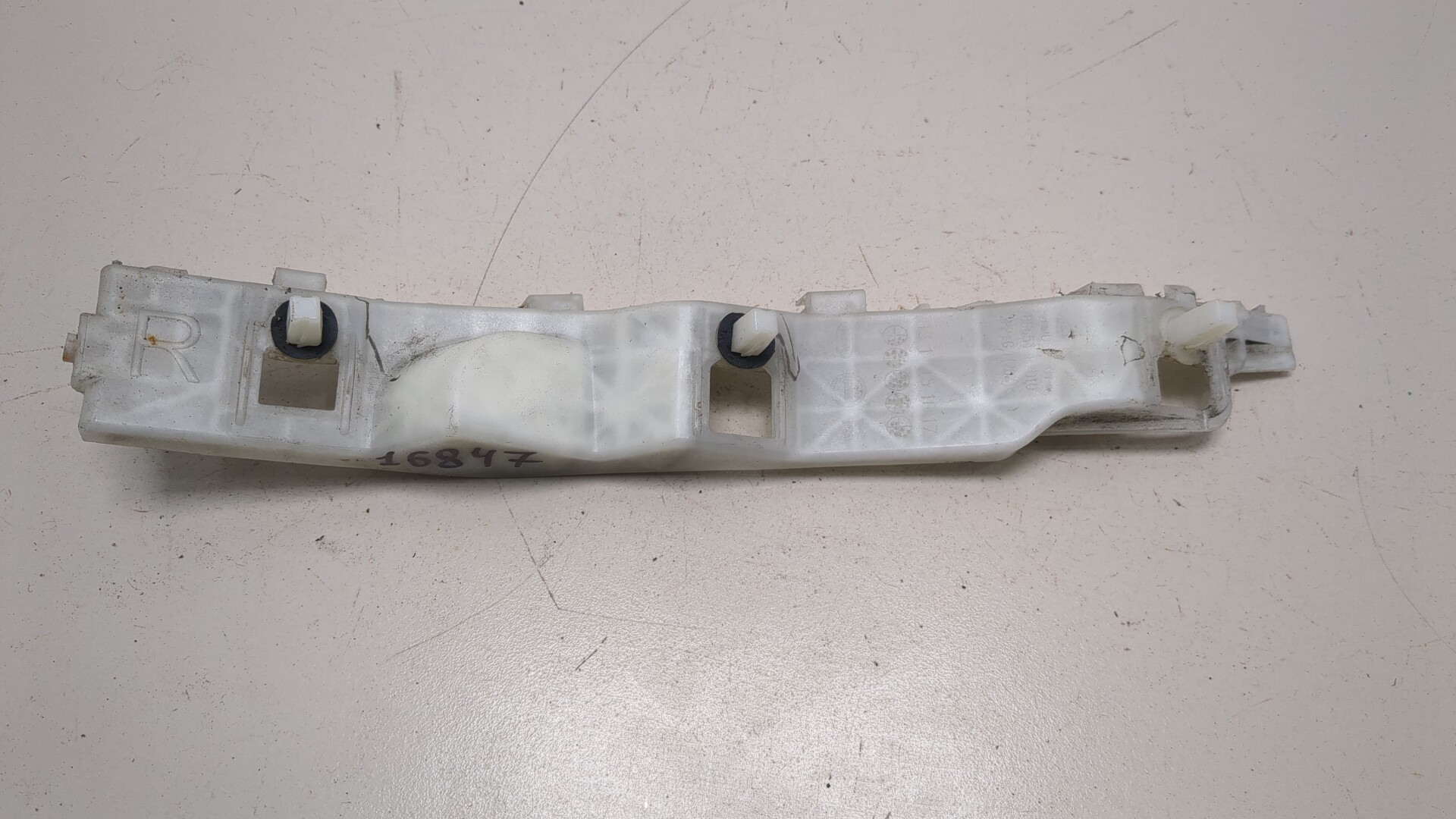 Кронштейн заднего бампера правый