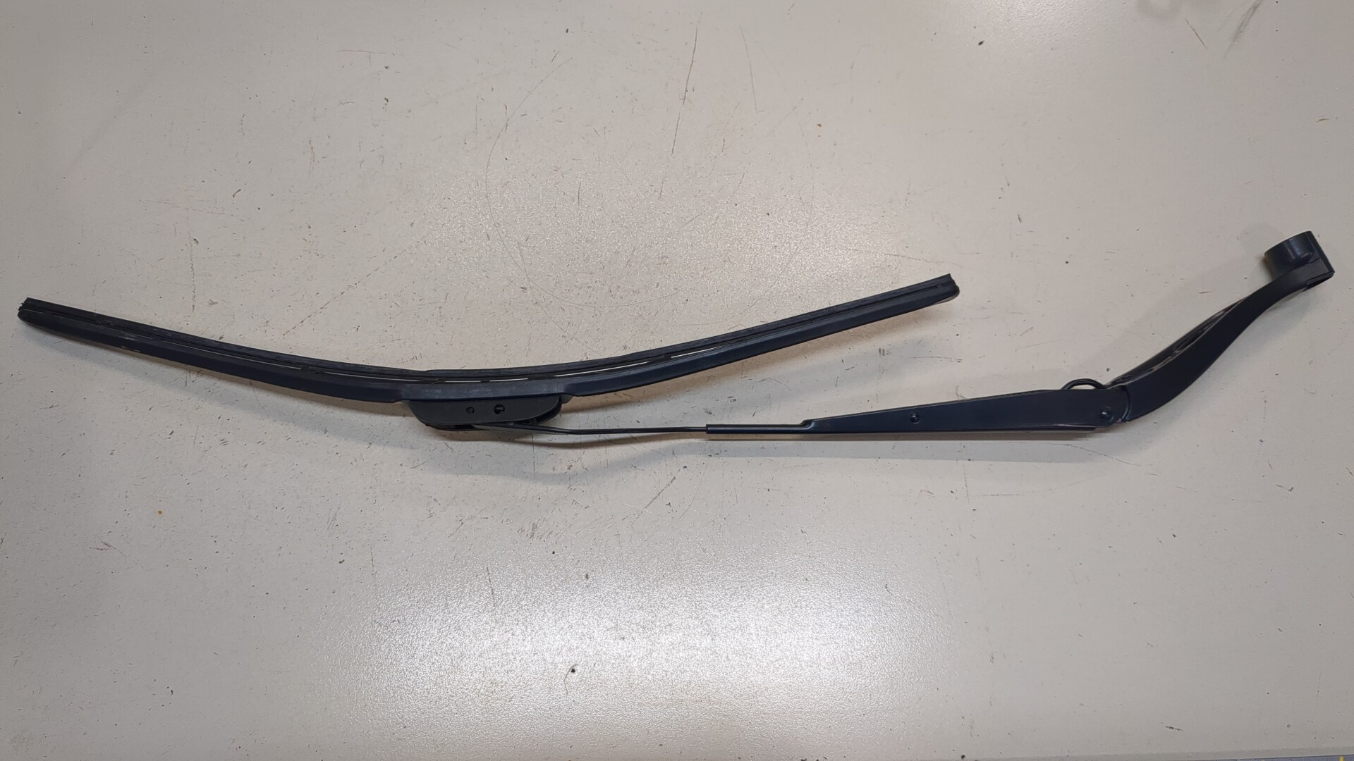 Поводок стеклоочистителя передний левый