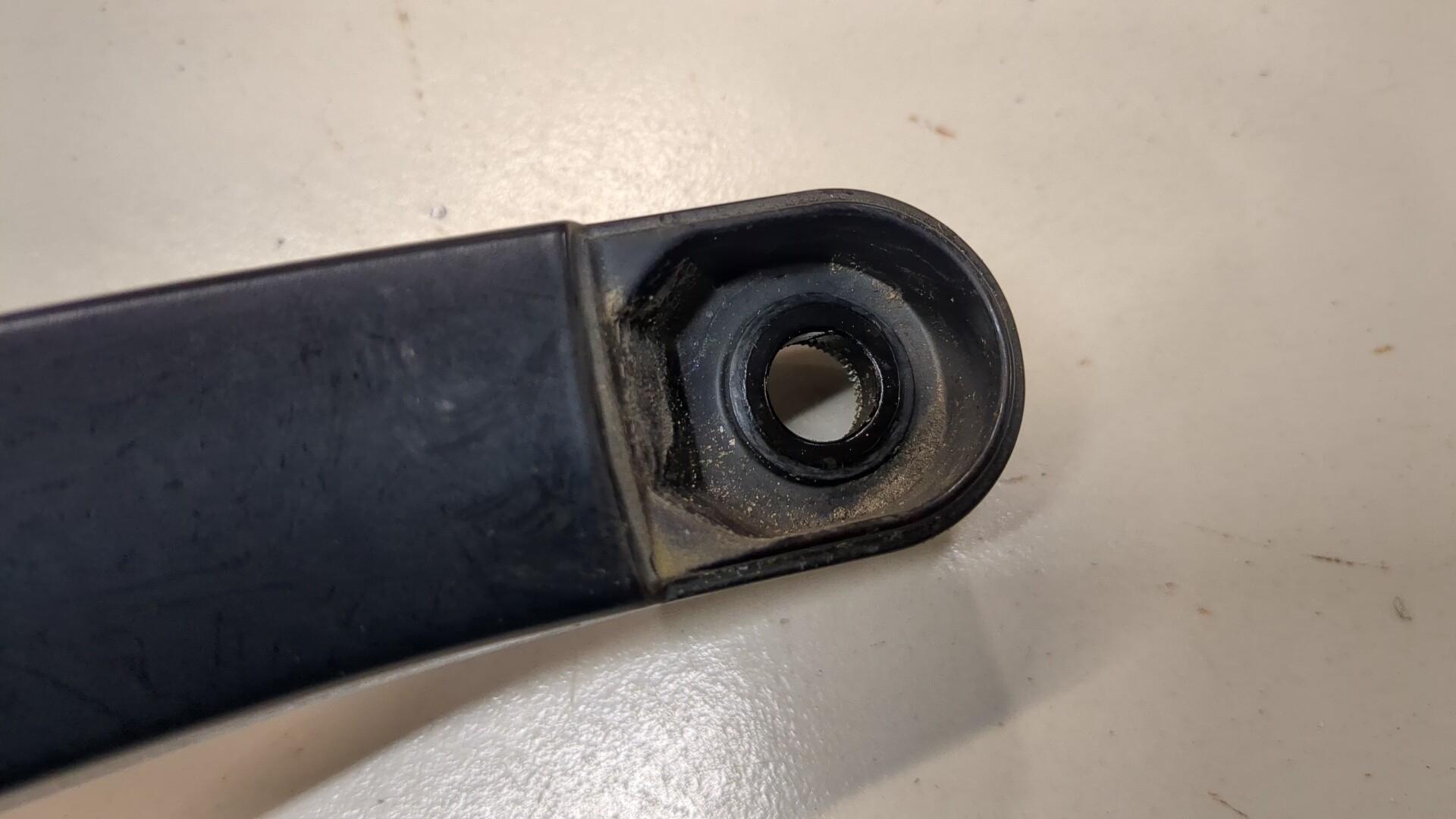 Поводок стеклоочистителя передний левый