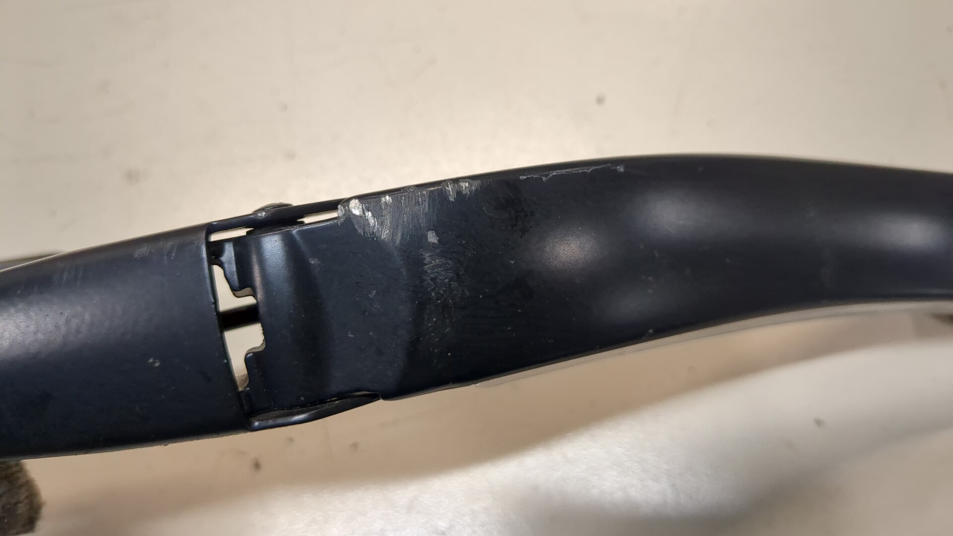 Поводок стеклоочистителя передний левый