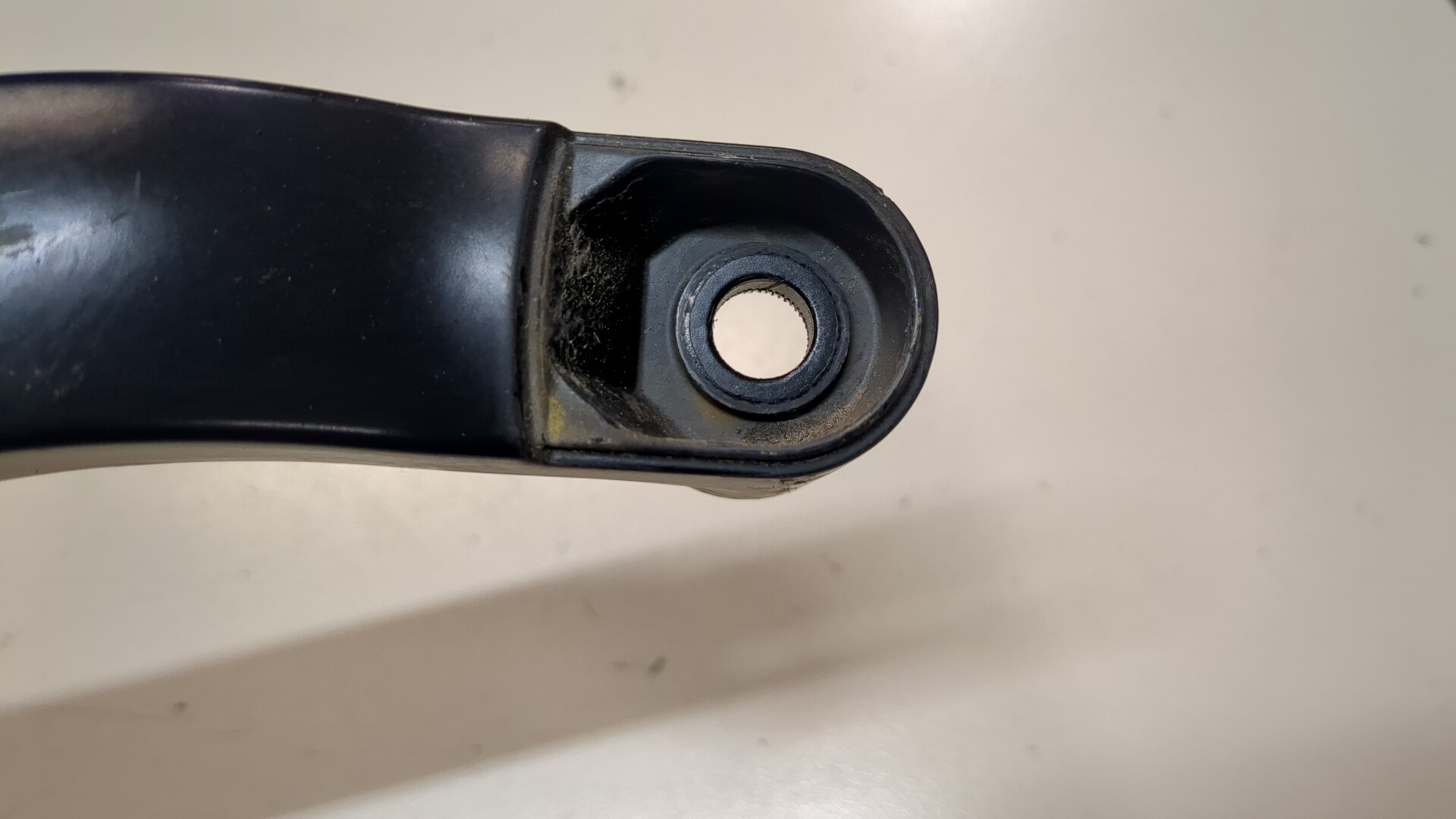 Поводок стеклоочистителя передний правый