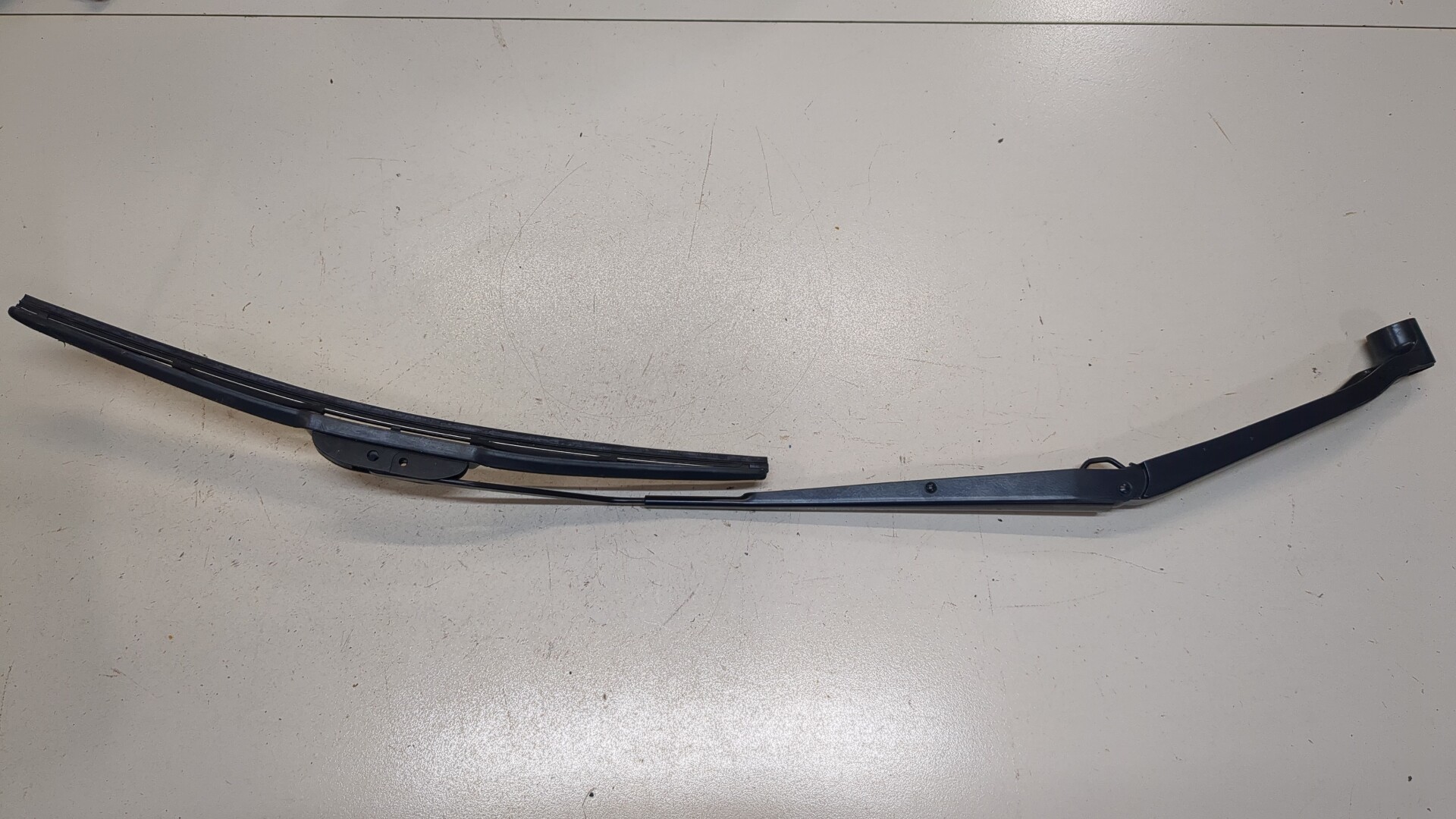 Поводок стеклоочистителя передний правый