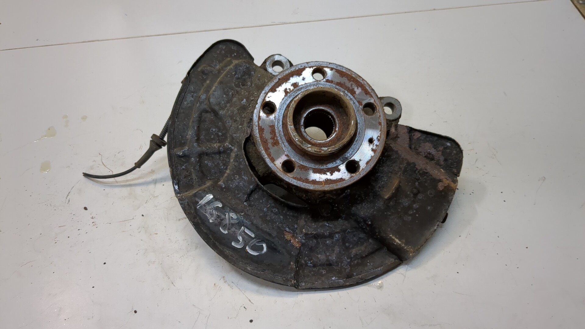 Кулак поворотный передний правый