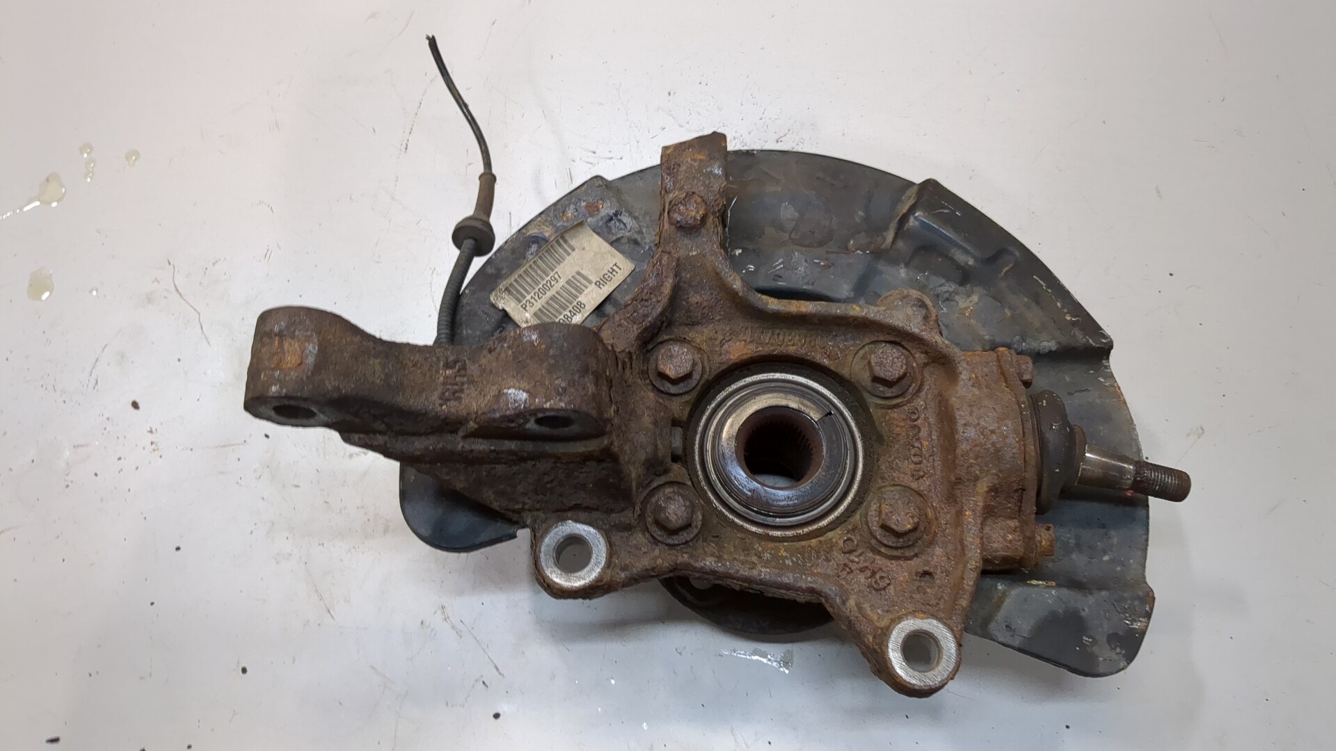 Кулак поворотный передний правый