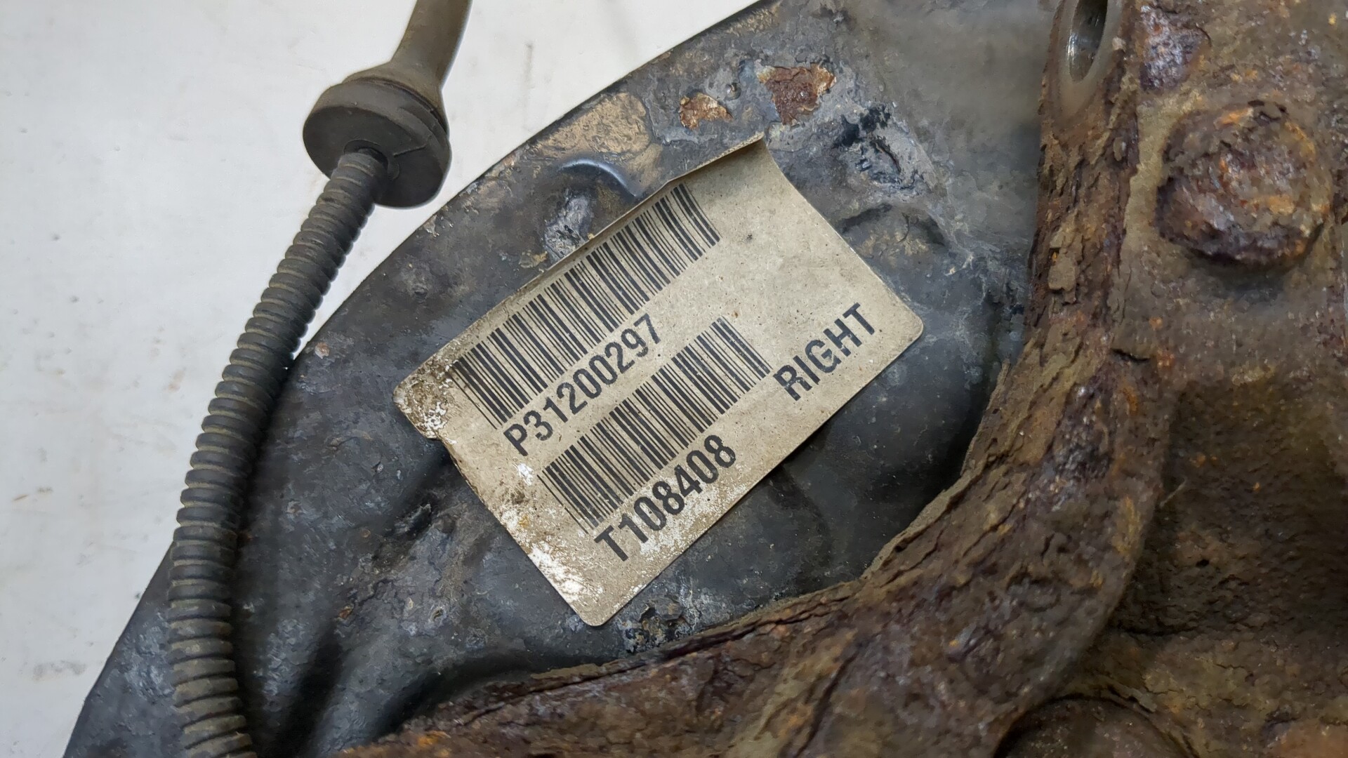 Кулак поворотный передний правый