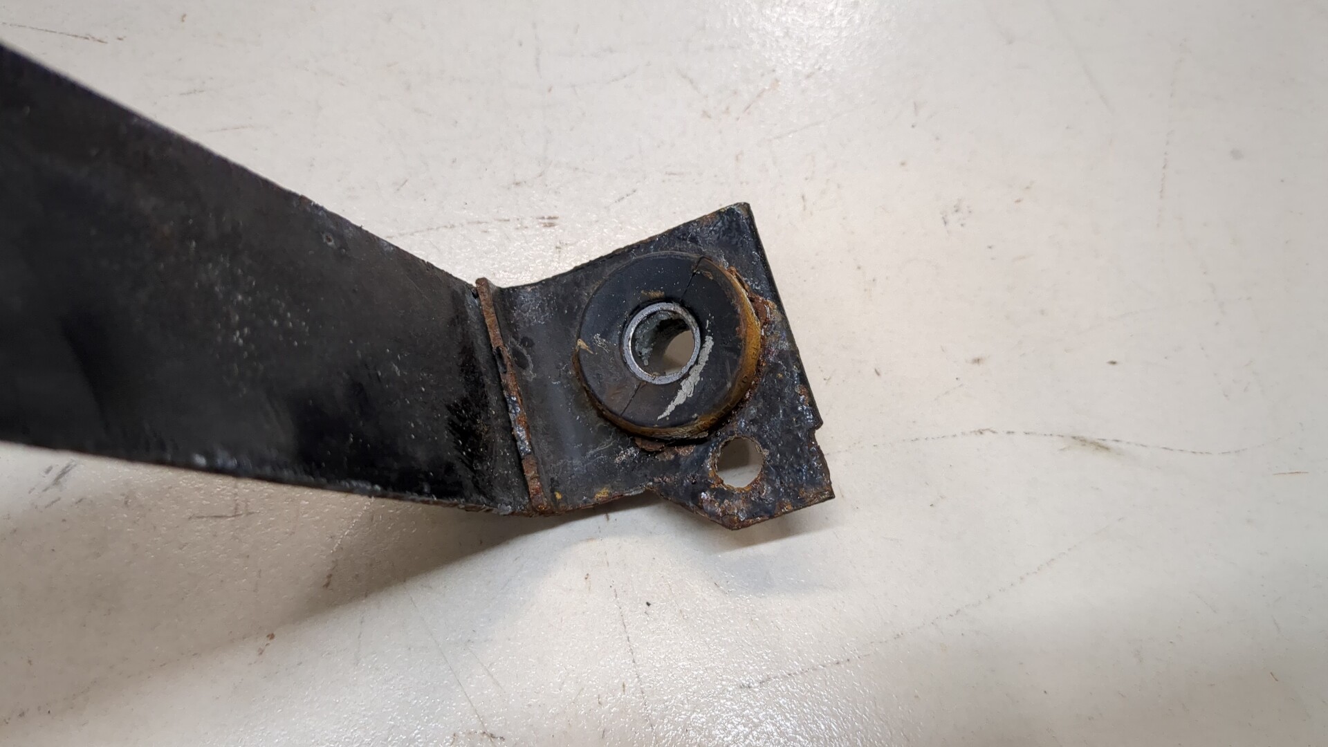 Лента крепления бензобака