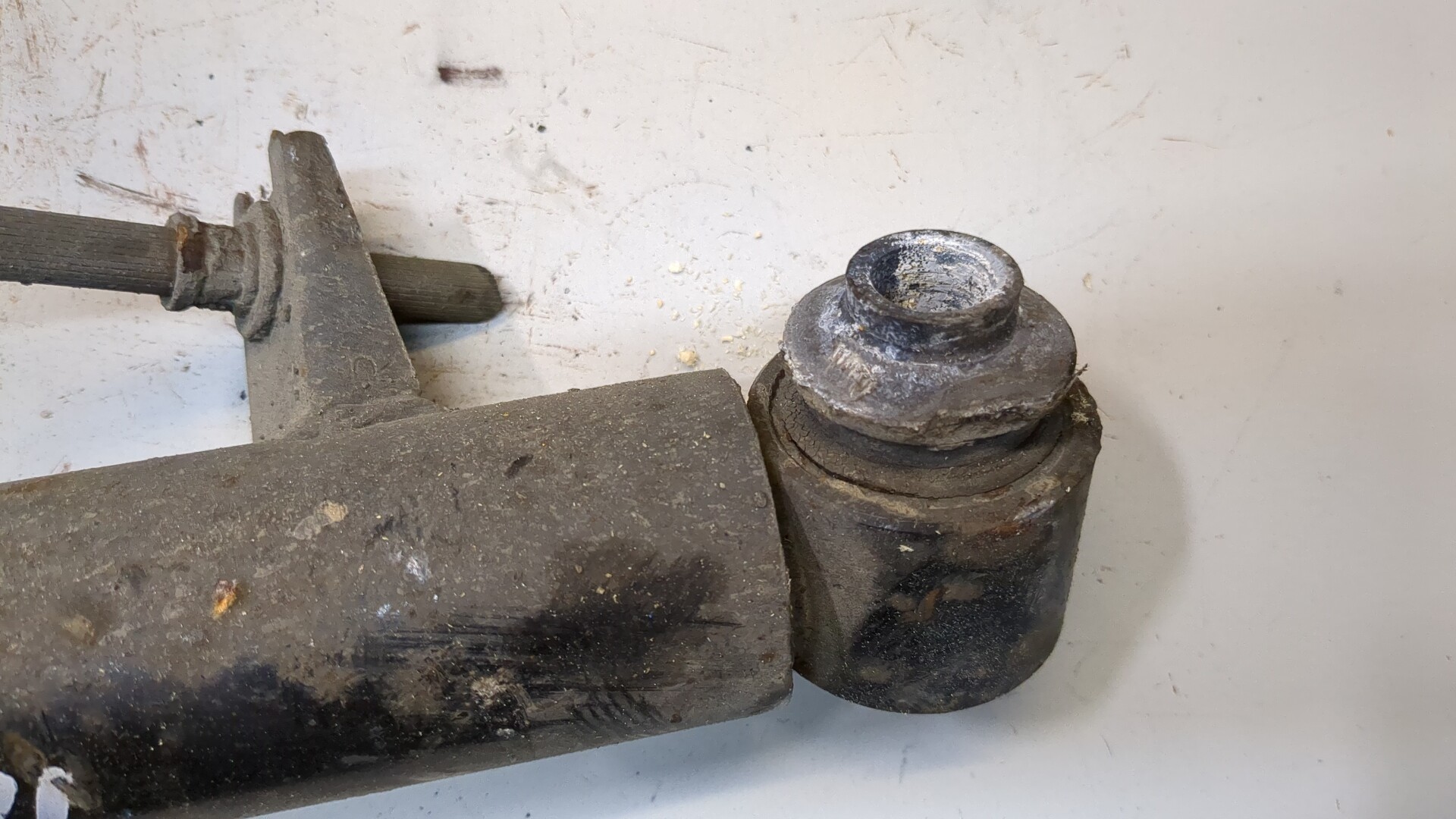 Амортизатор задний правый