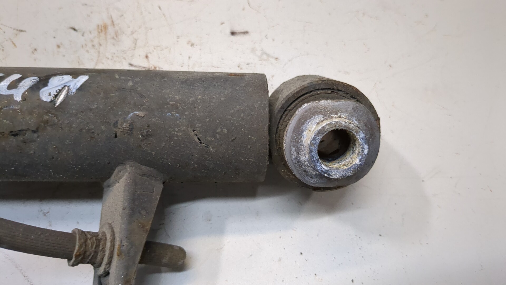 Амортизатор задний левый