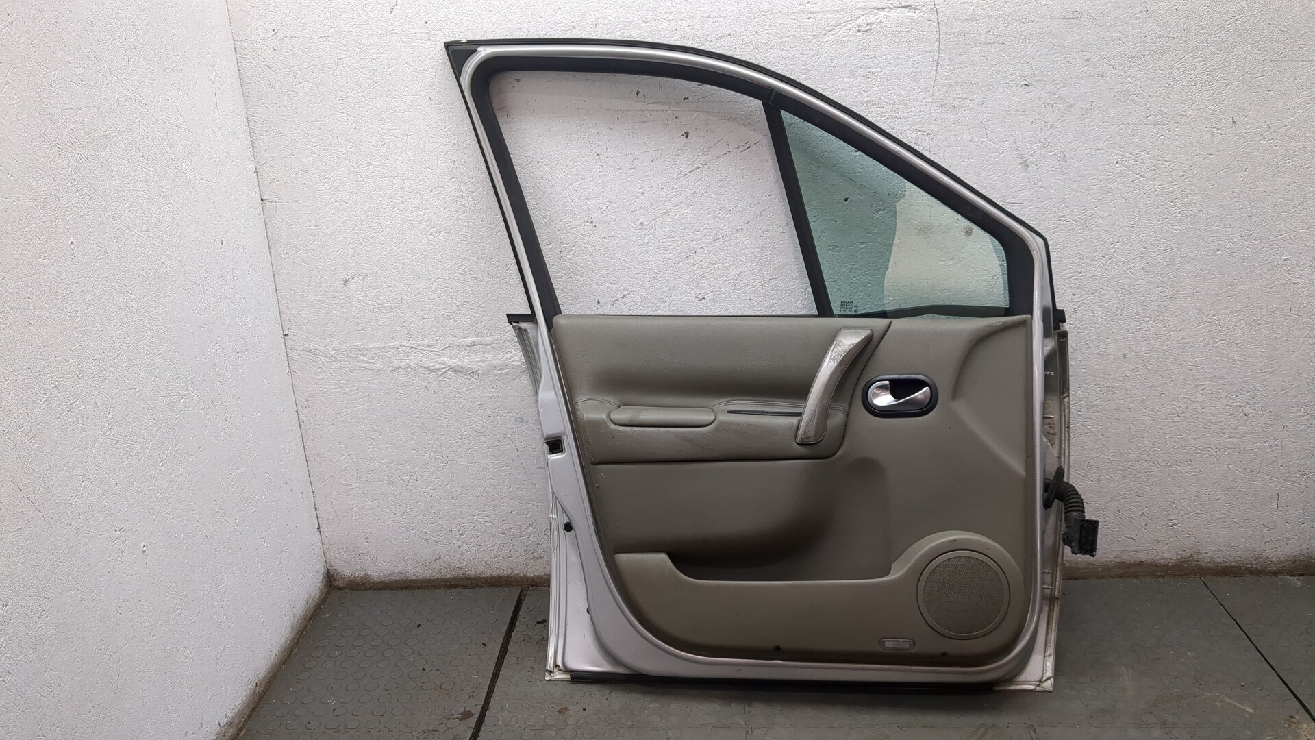 Дверь передняя левая