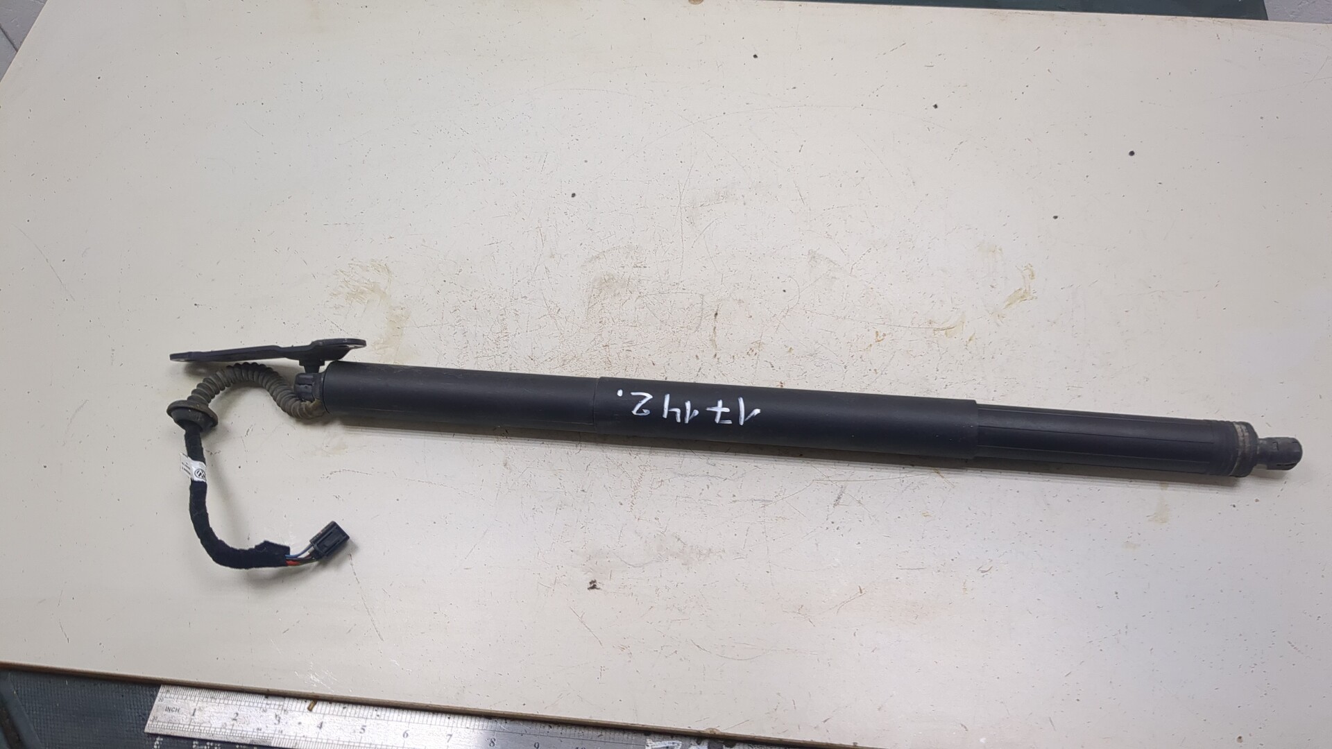 Амортизатор крышки багажника