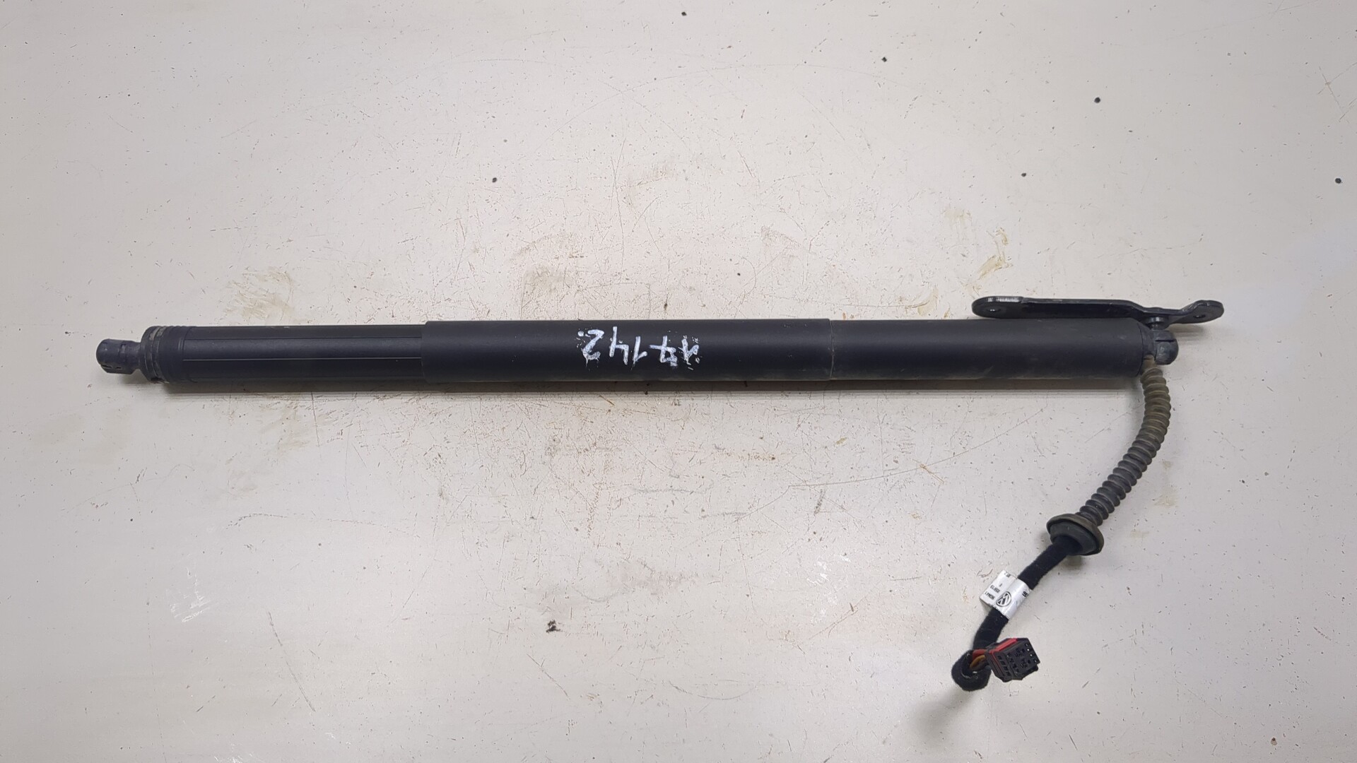 Амортизатор крышки багажника