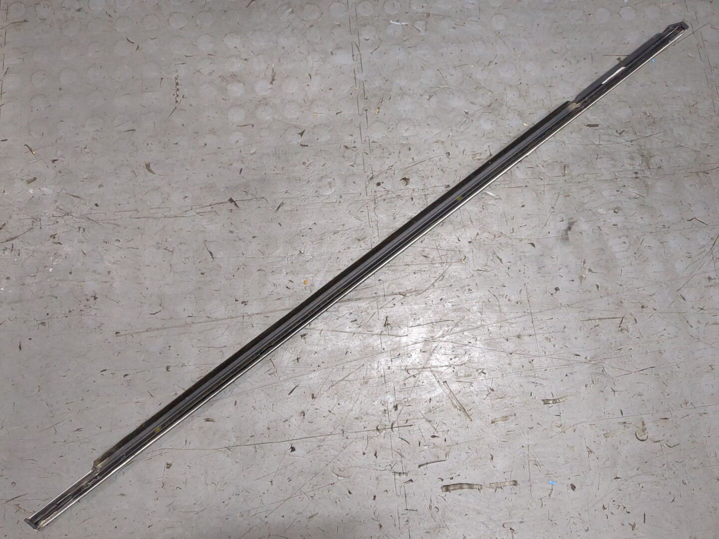 Накладка стекла переднего левого