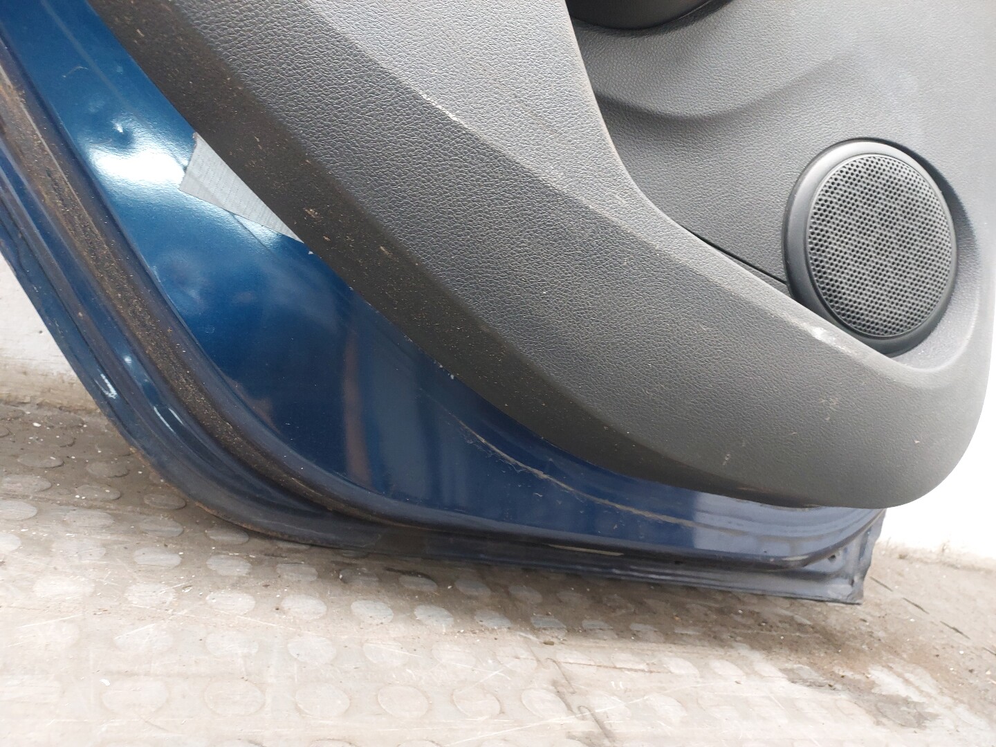 Дверь задняя левая