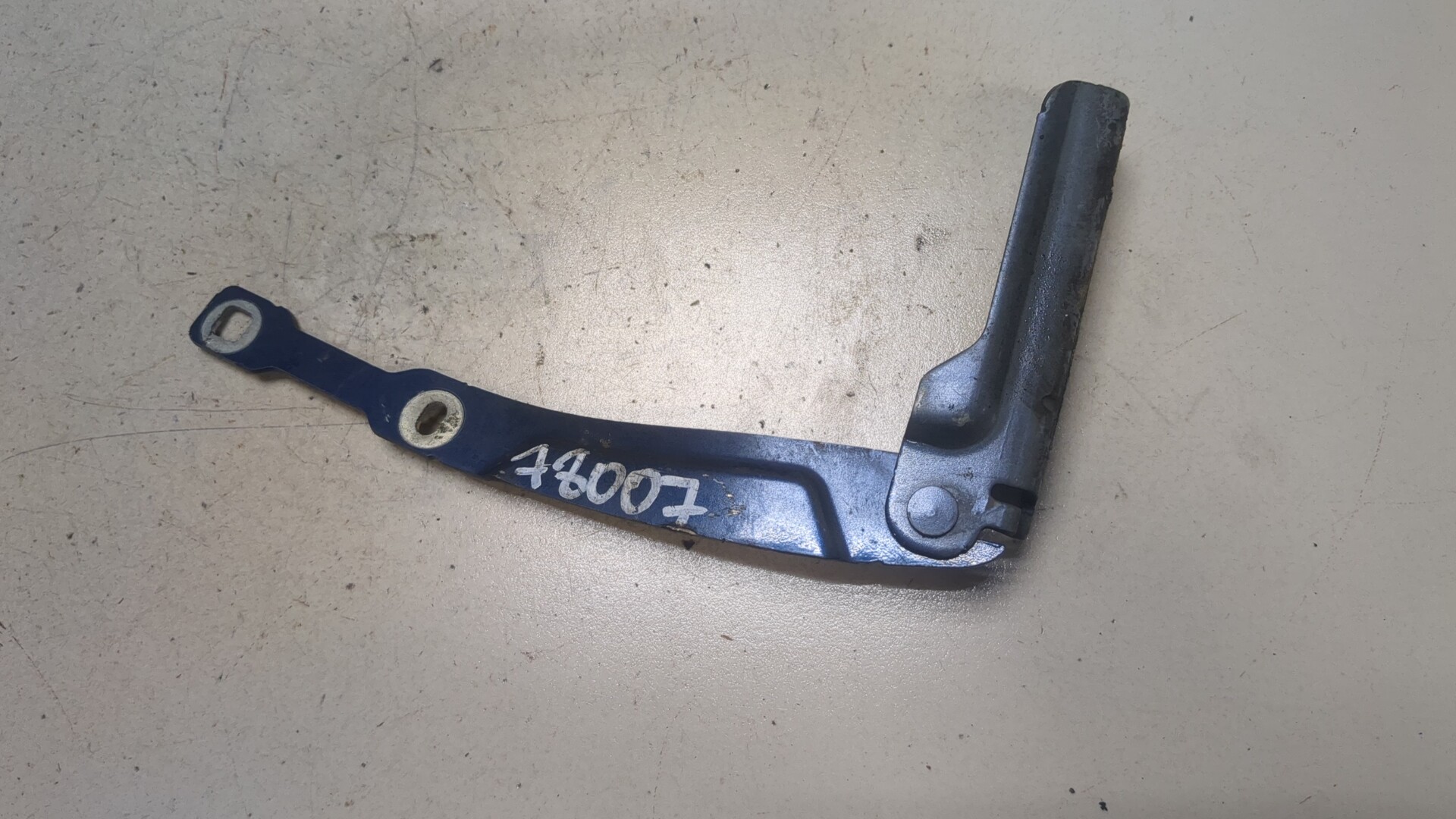 Петля капота правая