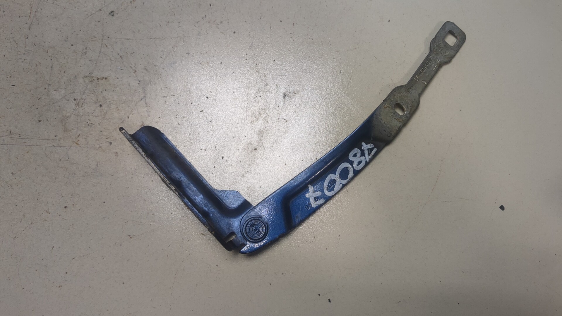 Петля капота правая