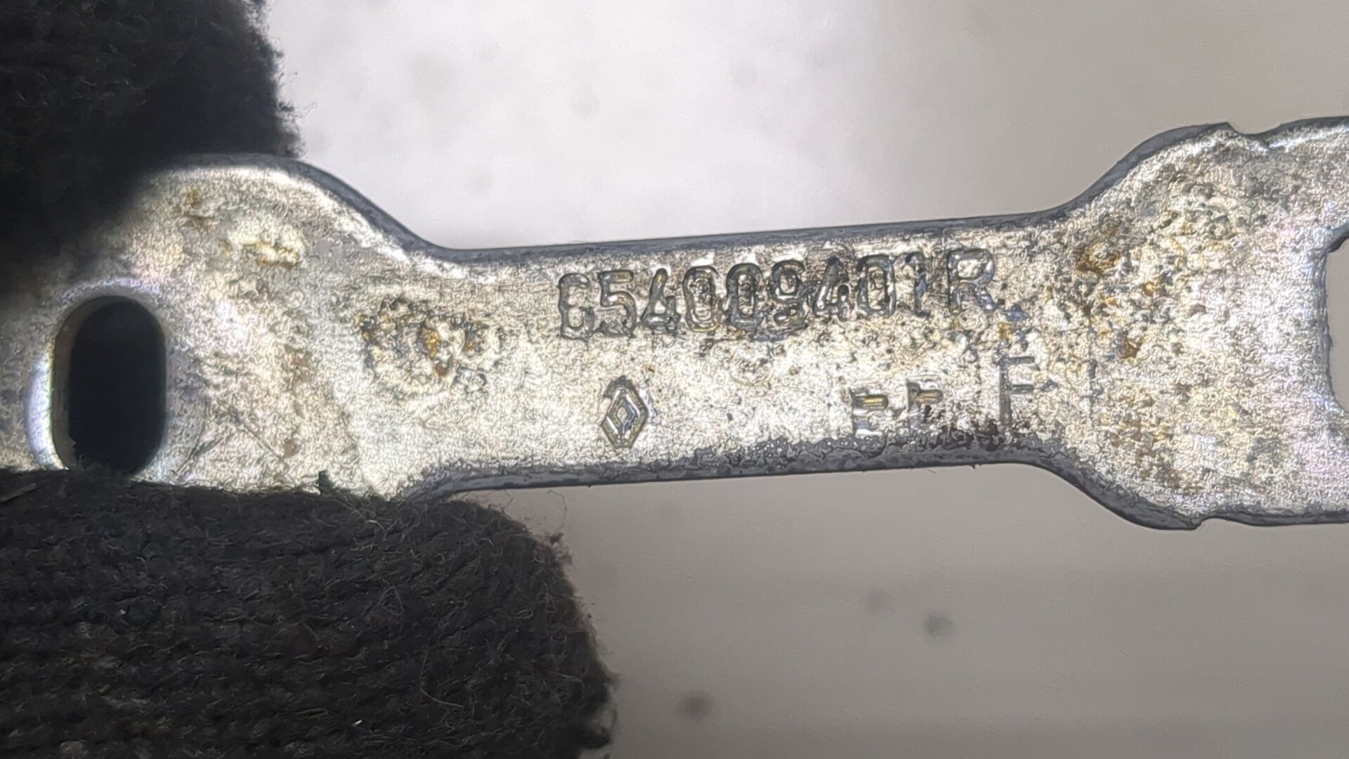 Петля капота правая