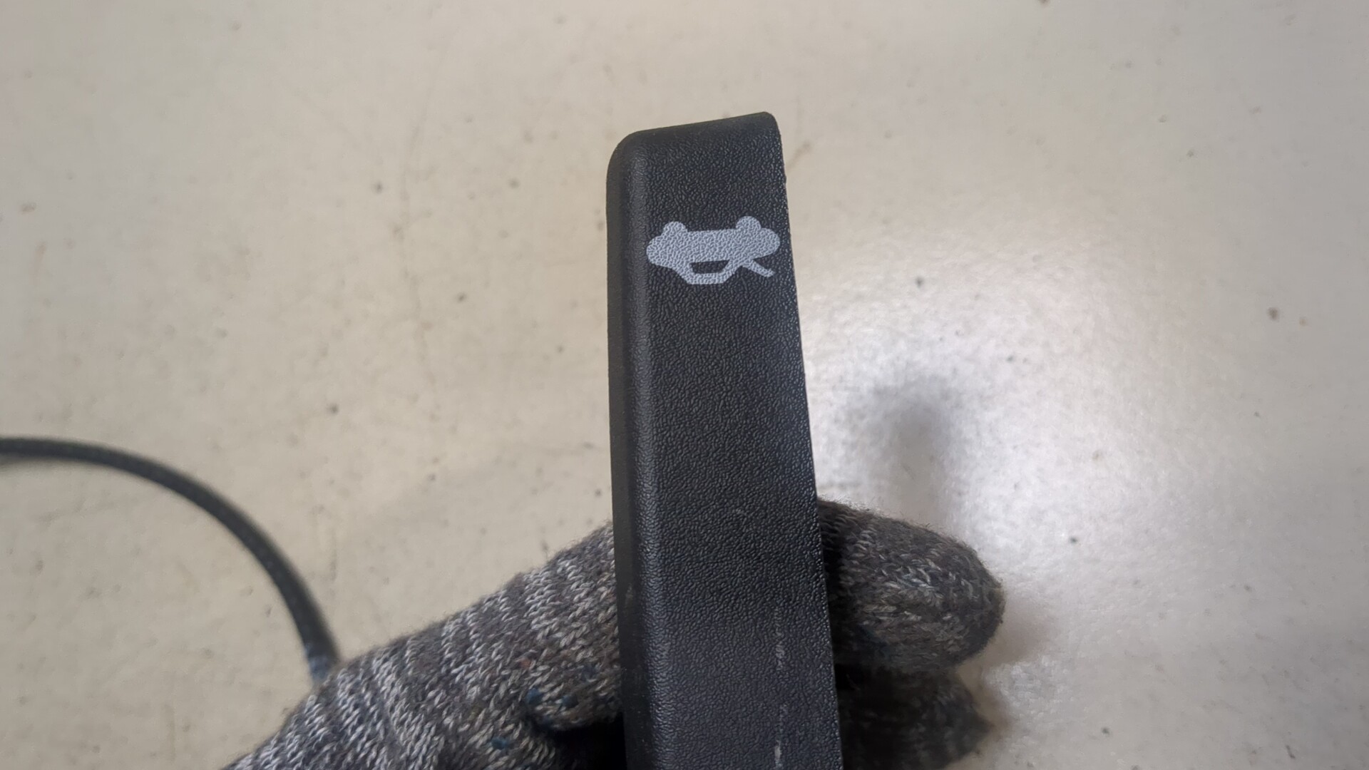 Трос открывания капота